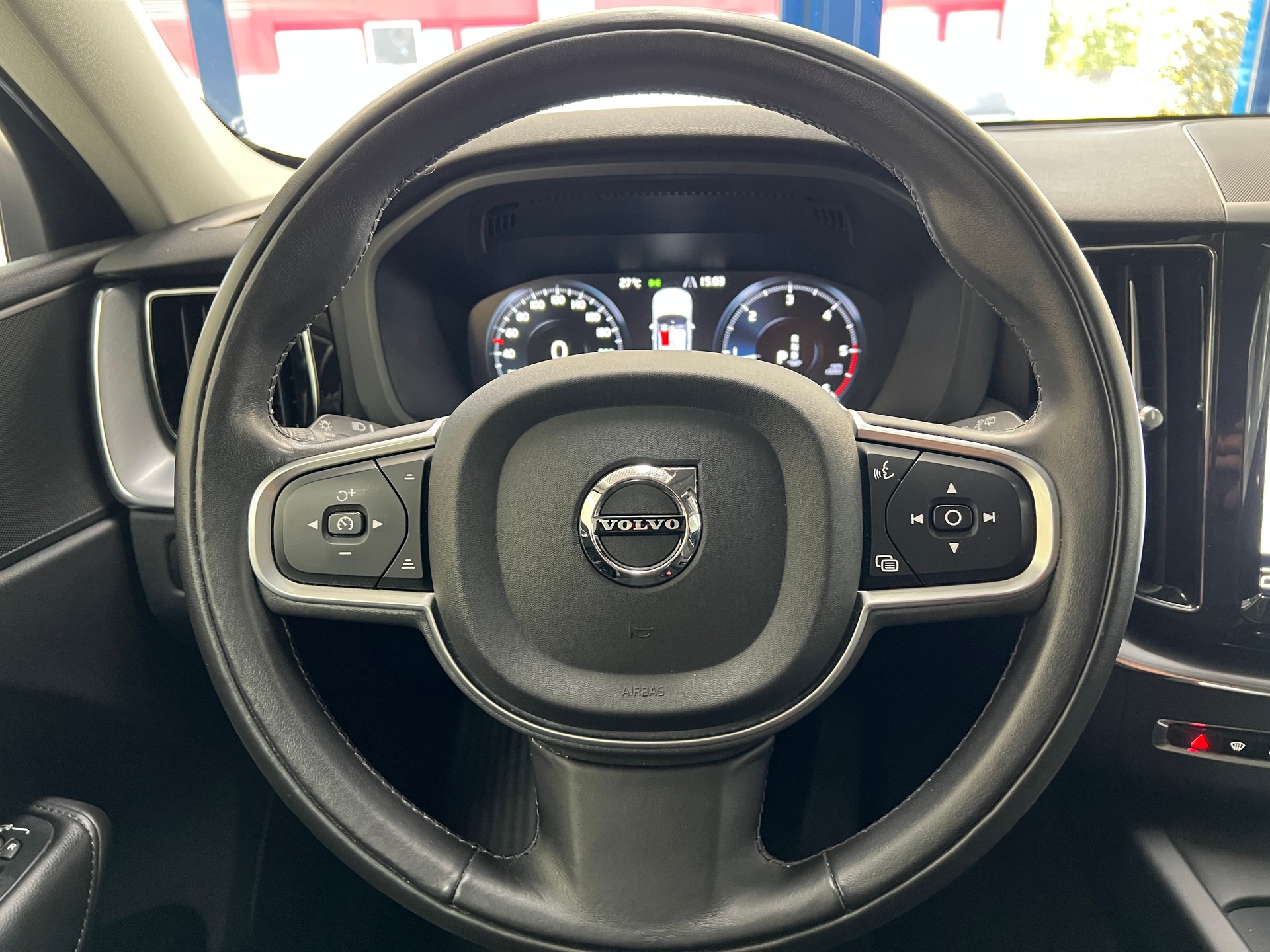 VOLVO XC60 B4 Diesel Mild Hybrid AWD Momentum Geartronic-image-13