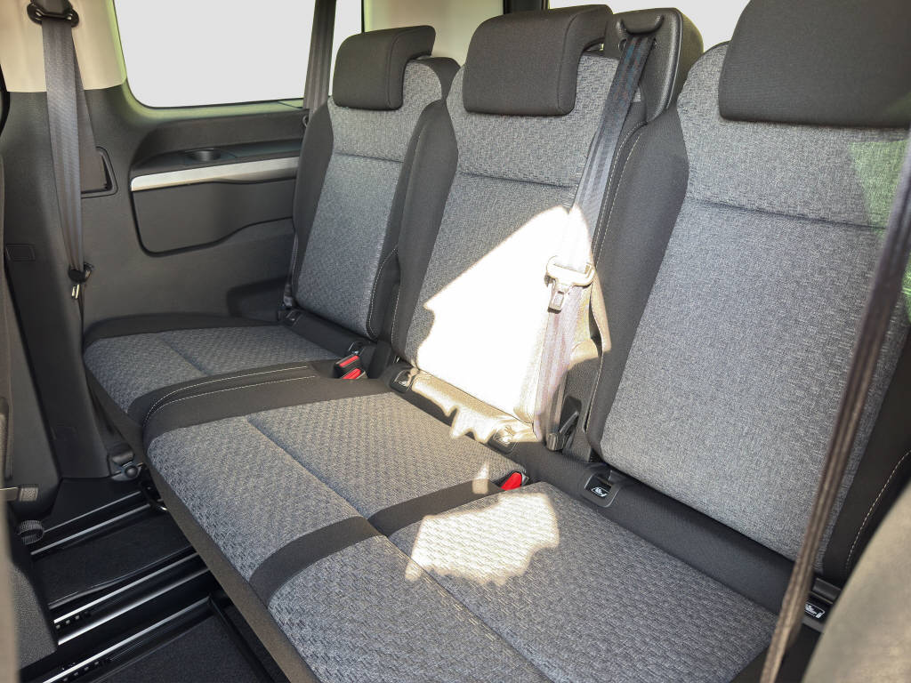 PEUGEOT Traveller Std. Family Ed. 2.2 BHDI 180 PS EAT 8-image-13