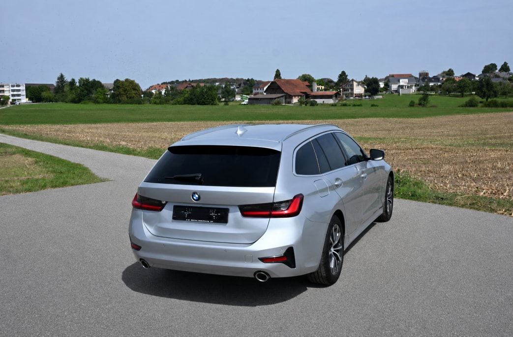 BMW 330i Touring xDrive Steptronic-image-2