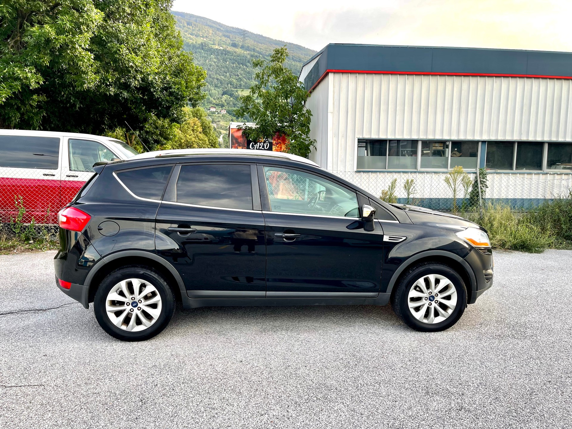 FORD Kuga 2.0 TDCi Individual 4WD PowerShift-image-2