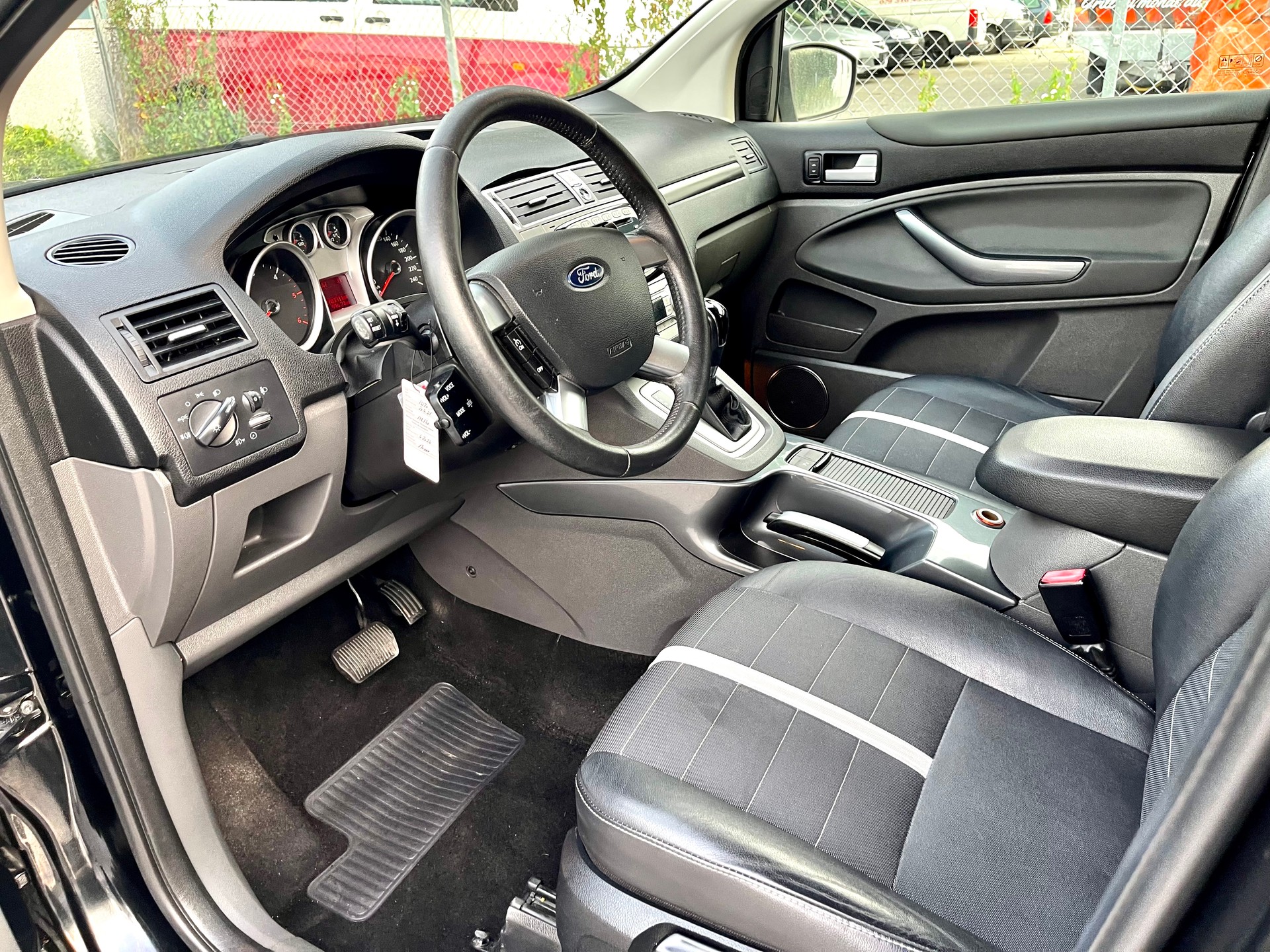FORD Kuga 2.0 TDCi Individual 4WD PowerShift-image-3