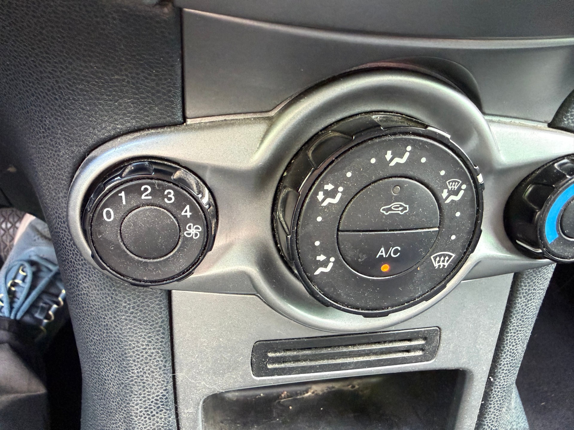 FORD Fiesta 1.25 16V Ambiente-image-10