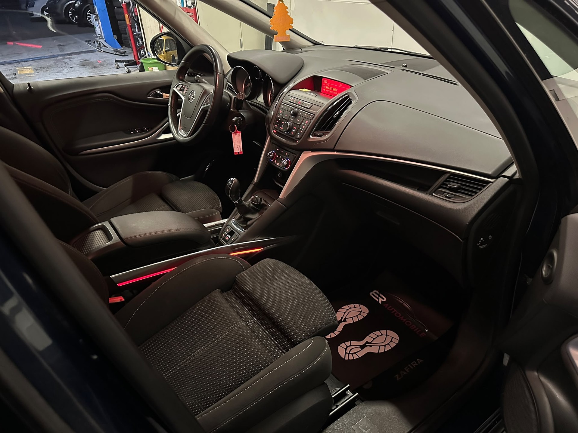 OPEL Zafira Tourer 1.4i 16V Turbo Sport 7-Plätze-image-9