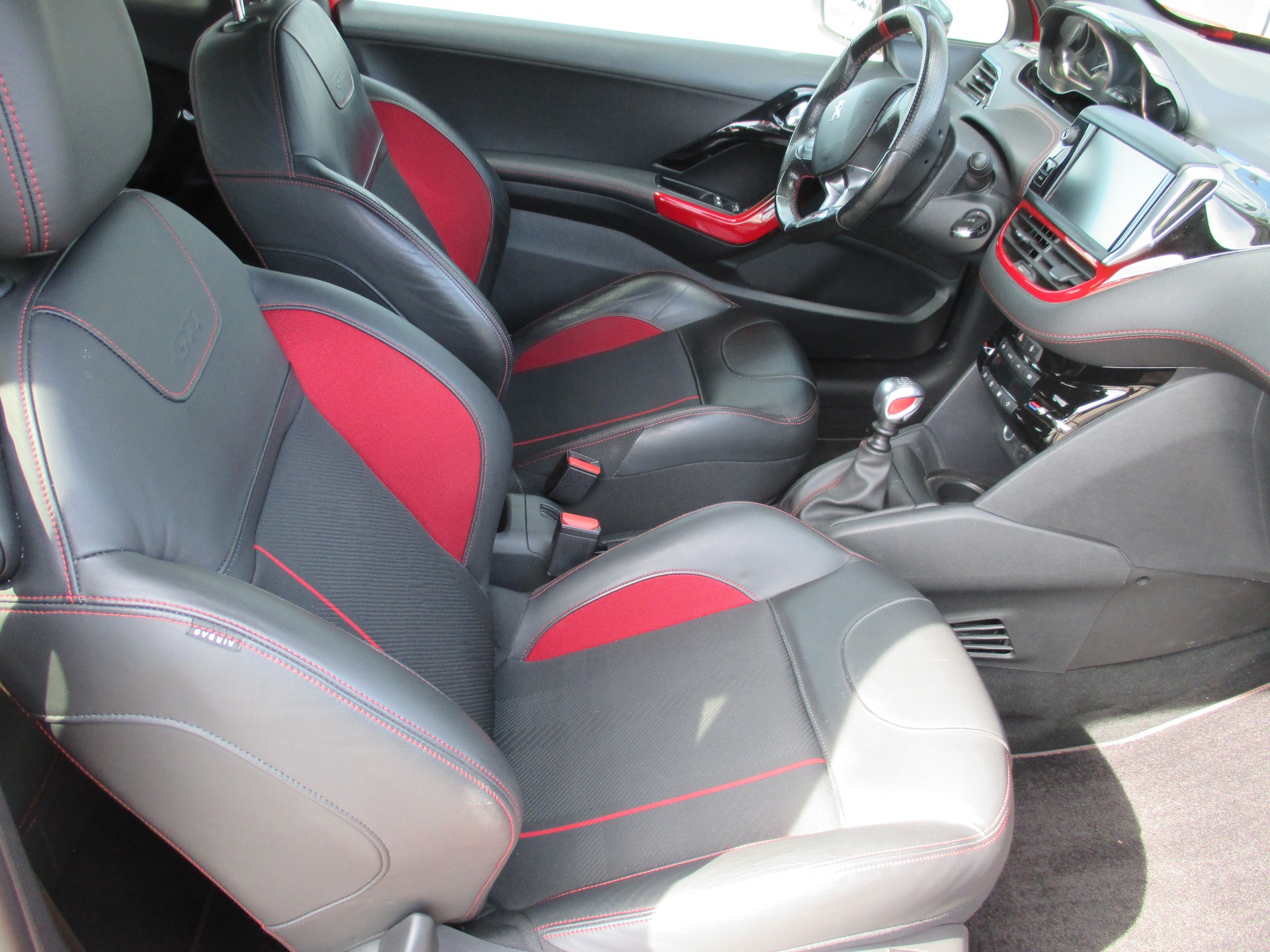 PEUGEOT 208 1.6 Turbo GTi-image-12
