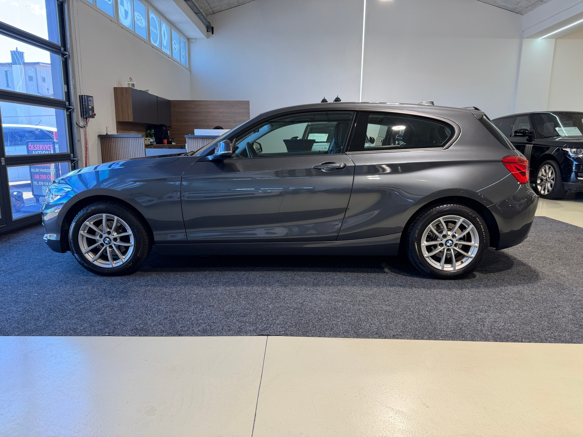 BMW 118i Steptronic-showroom-element-3