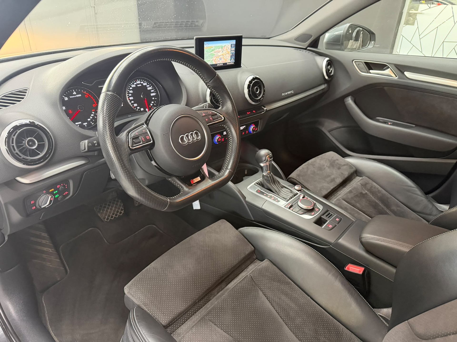 AUDI A3 Sportback 2.0 TDI Ambiente quattro S-tronic S Line-image-5
