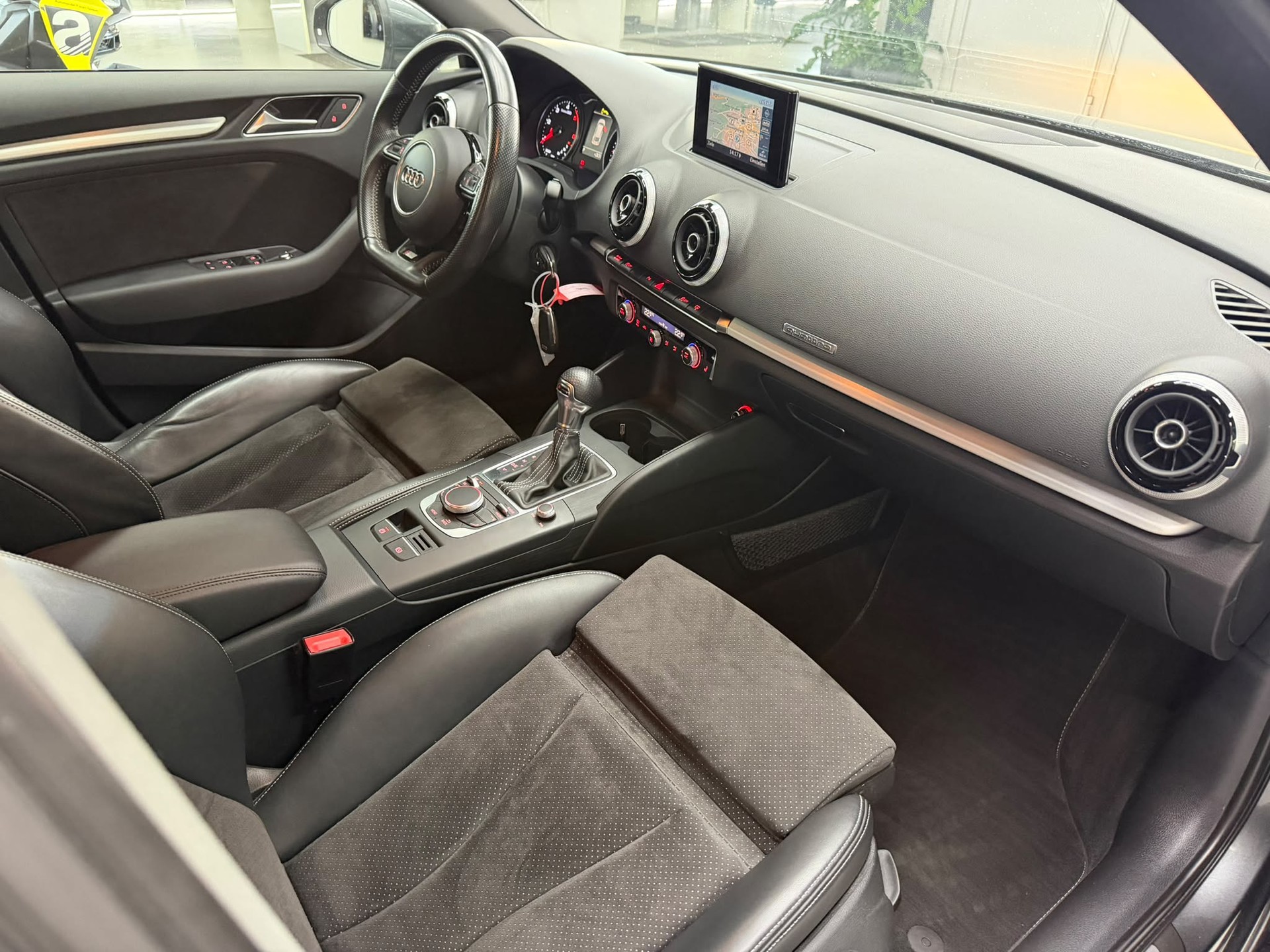 AUDI A3 Sportback 2.0 TDI Ambiente quattro S-tronic S Line-image-6