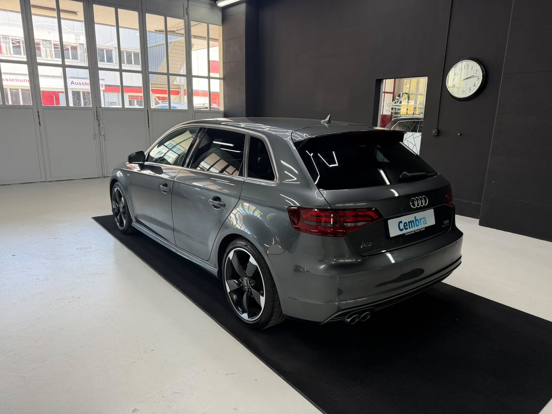 AUDI A3 Sportback 2.0 TDI Ambiente quattro S-tronic S Line-image-9