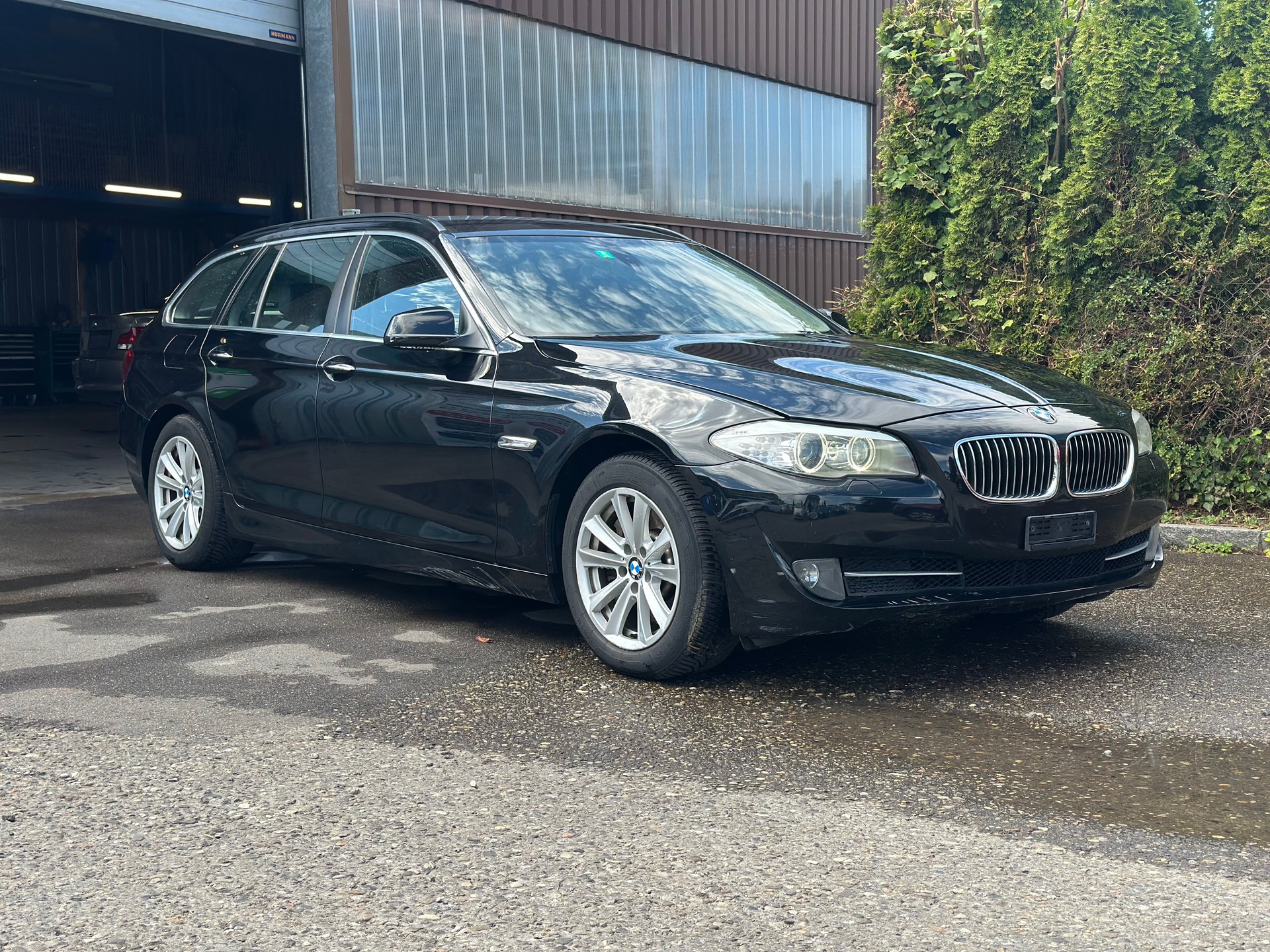 BMW 530i Touring-image-0