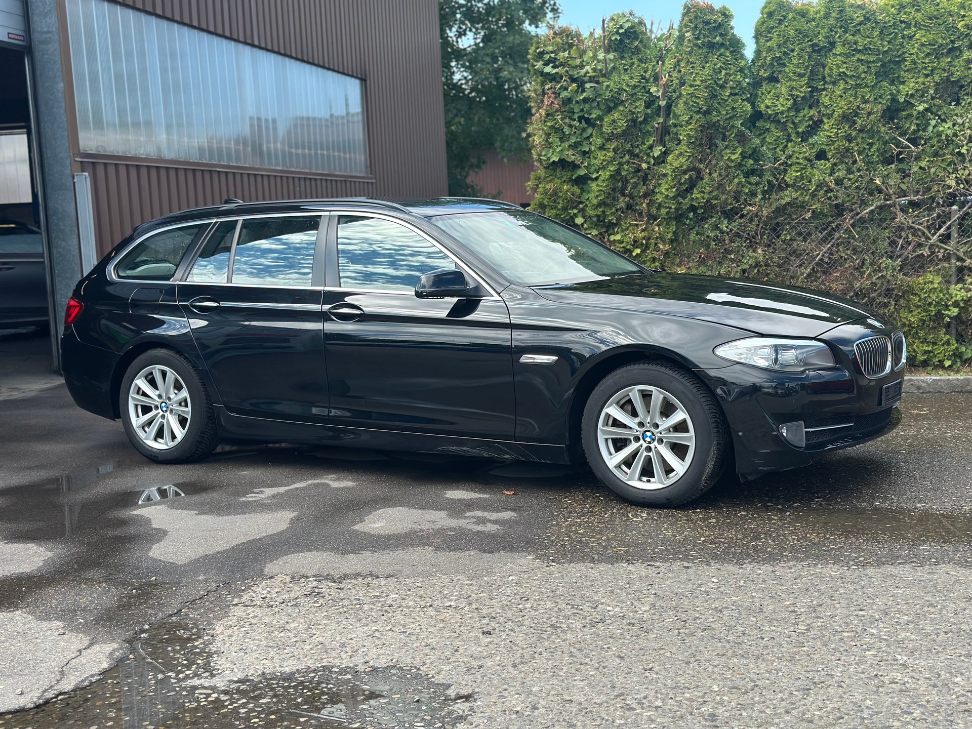 BMW 530i Touring-image-1