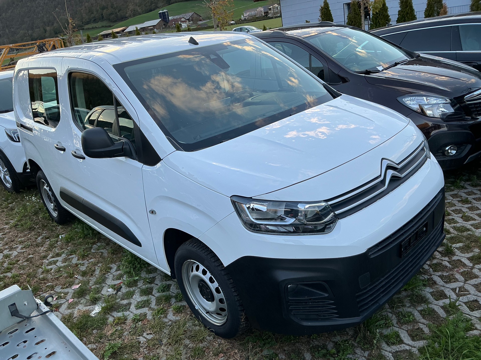 CITROEN Berlingo Van 1.2 Pure Tech 130 s/s Club EAT8 1000kg-image-1