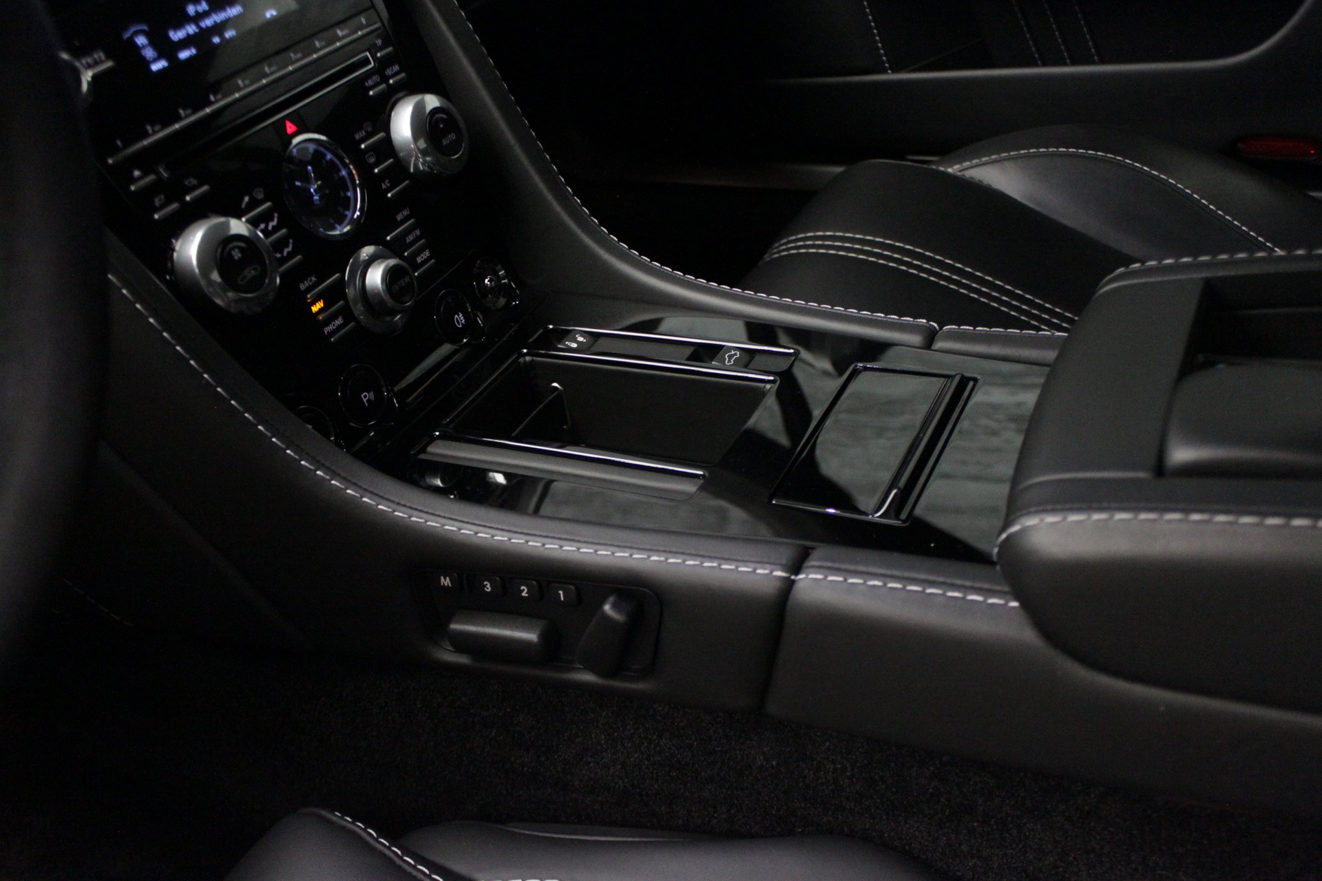 ASTON MARTIN V8 Vantage 4.7 S Sportshift-image-25
