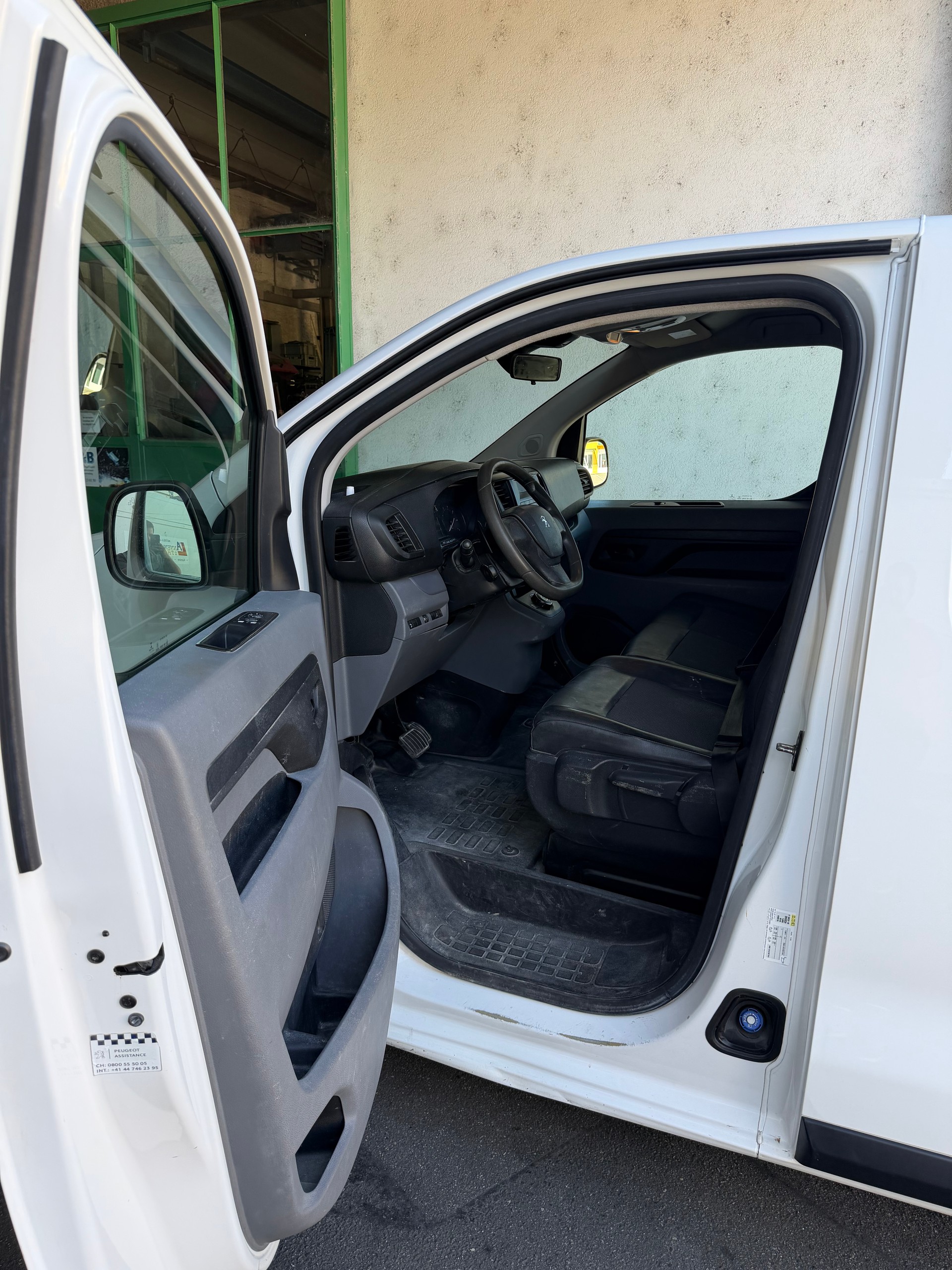 PEUGEOT 2.0 BlueHDi 180 Allure S/S-image-7