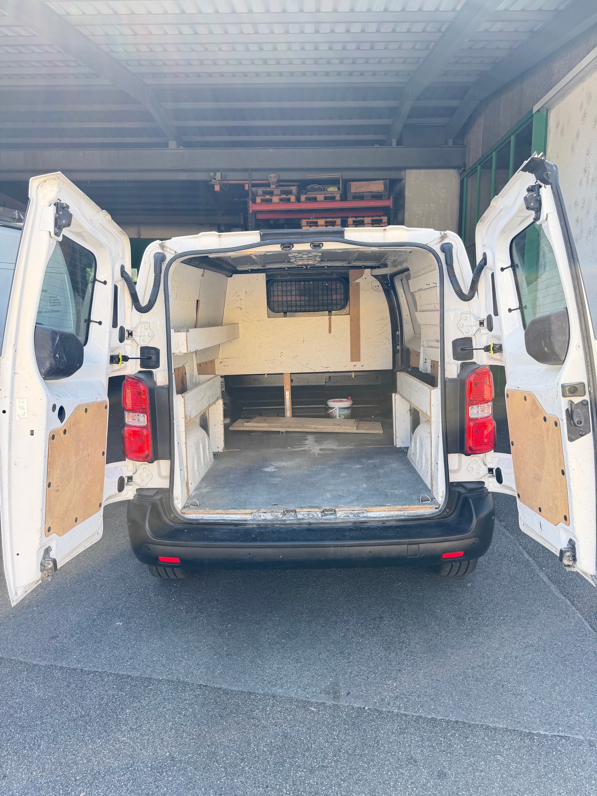 PEUGEOT 2.0 BlueHDi 180 Allure S/S-image-4