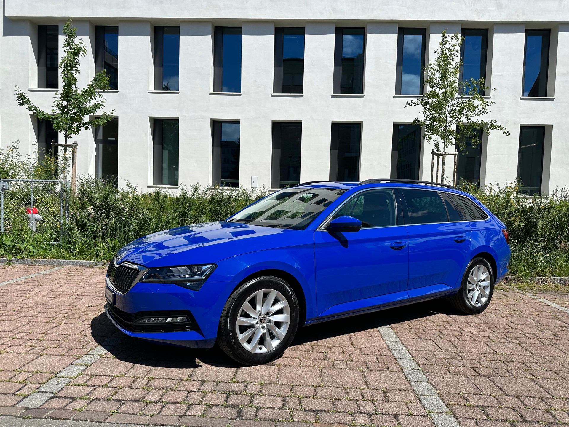 SKODA Superb Combi 2.0 TDi Ambition DSG| Aus erste Hand| Elk Anhängerkupplung| Voll LED| Rückfahrtkamera| Frisch ab MFK und Service-image-0