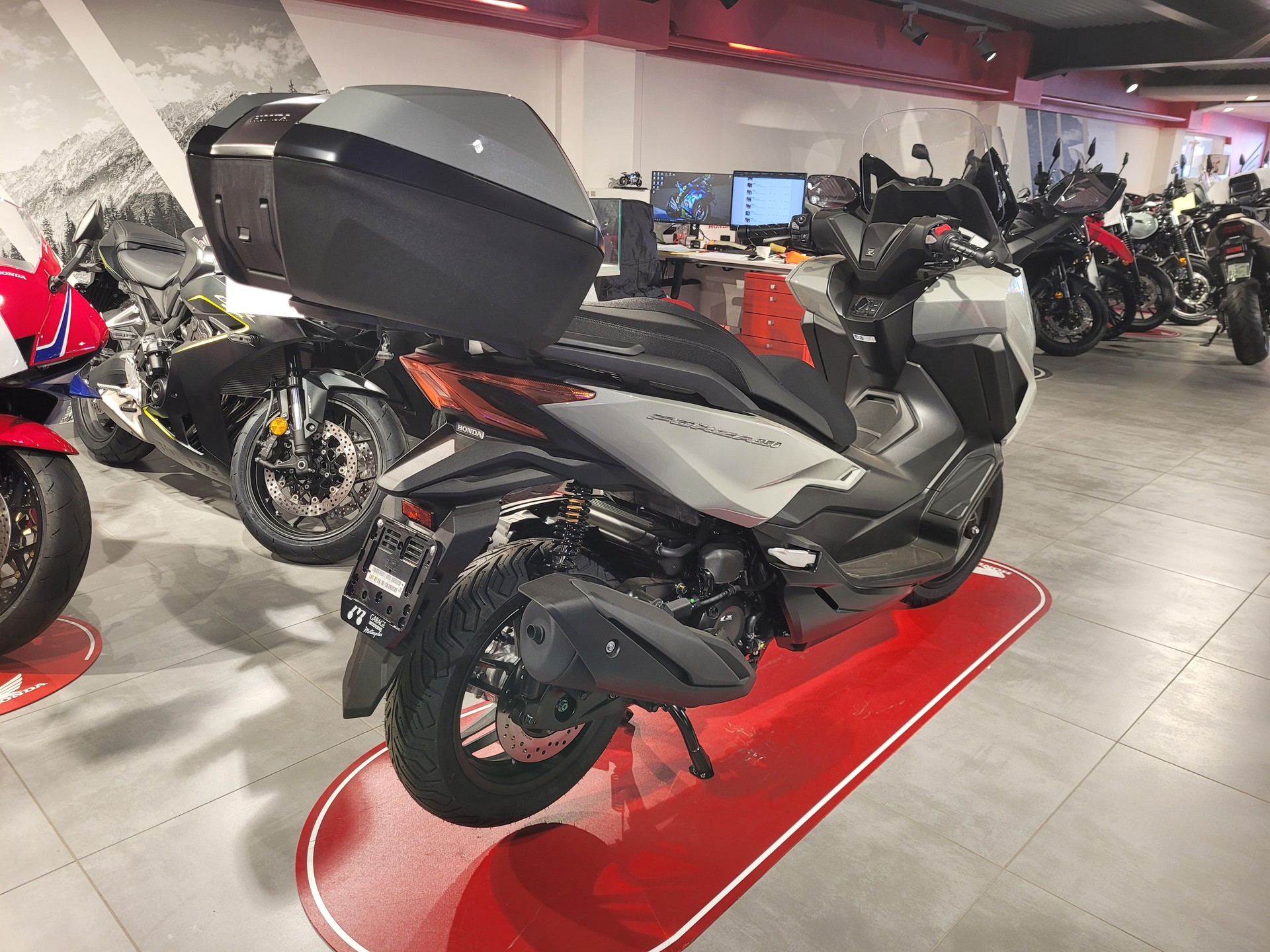 HONDA NSS 350 Top Box-showroom-element-2