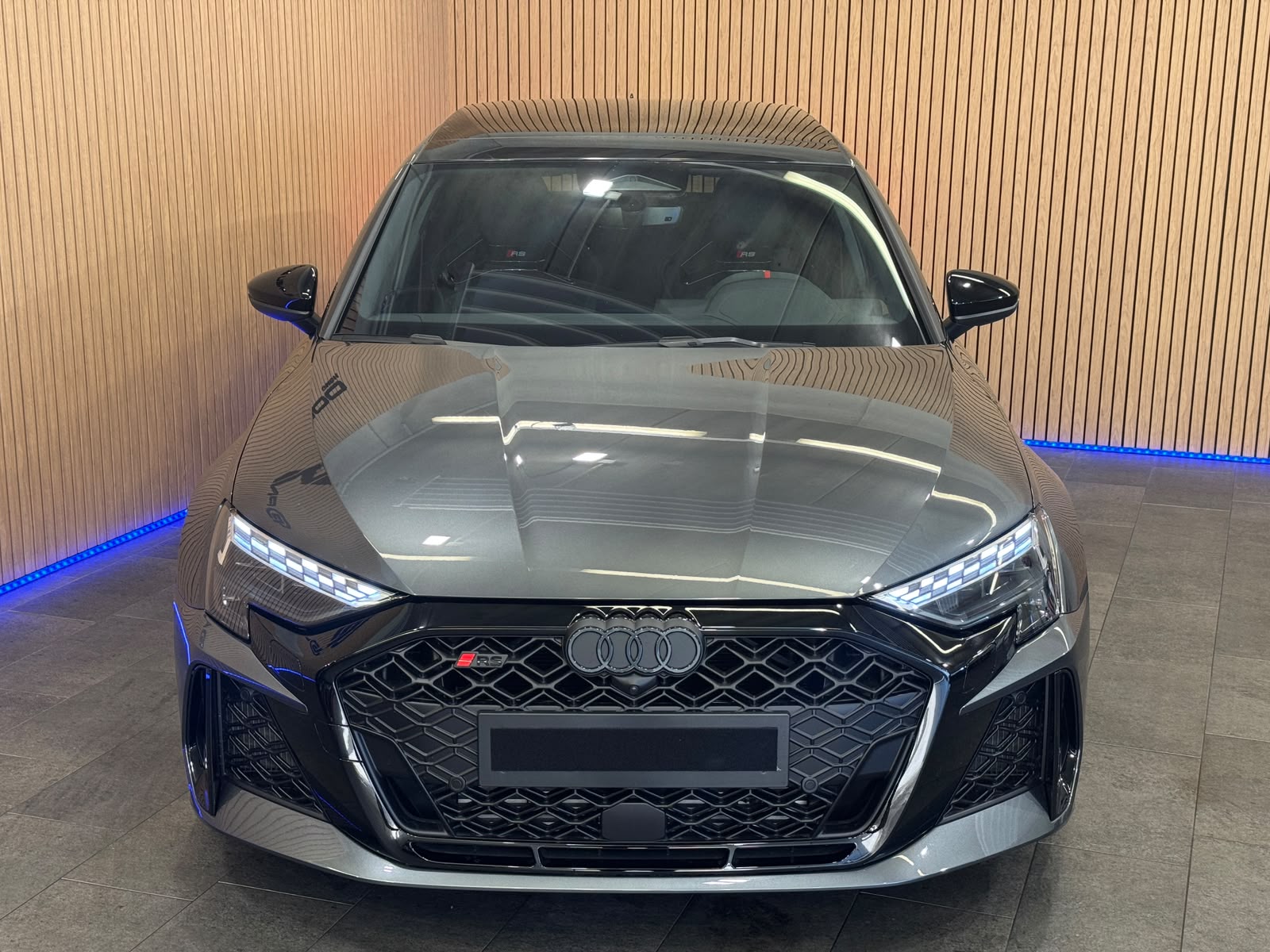 AUDI RS3 Sportback 2.5 TSI quattro S-tronic *INKLUSIV GRATIS SERVIE PAKET *-showroom-element-1