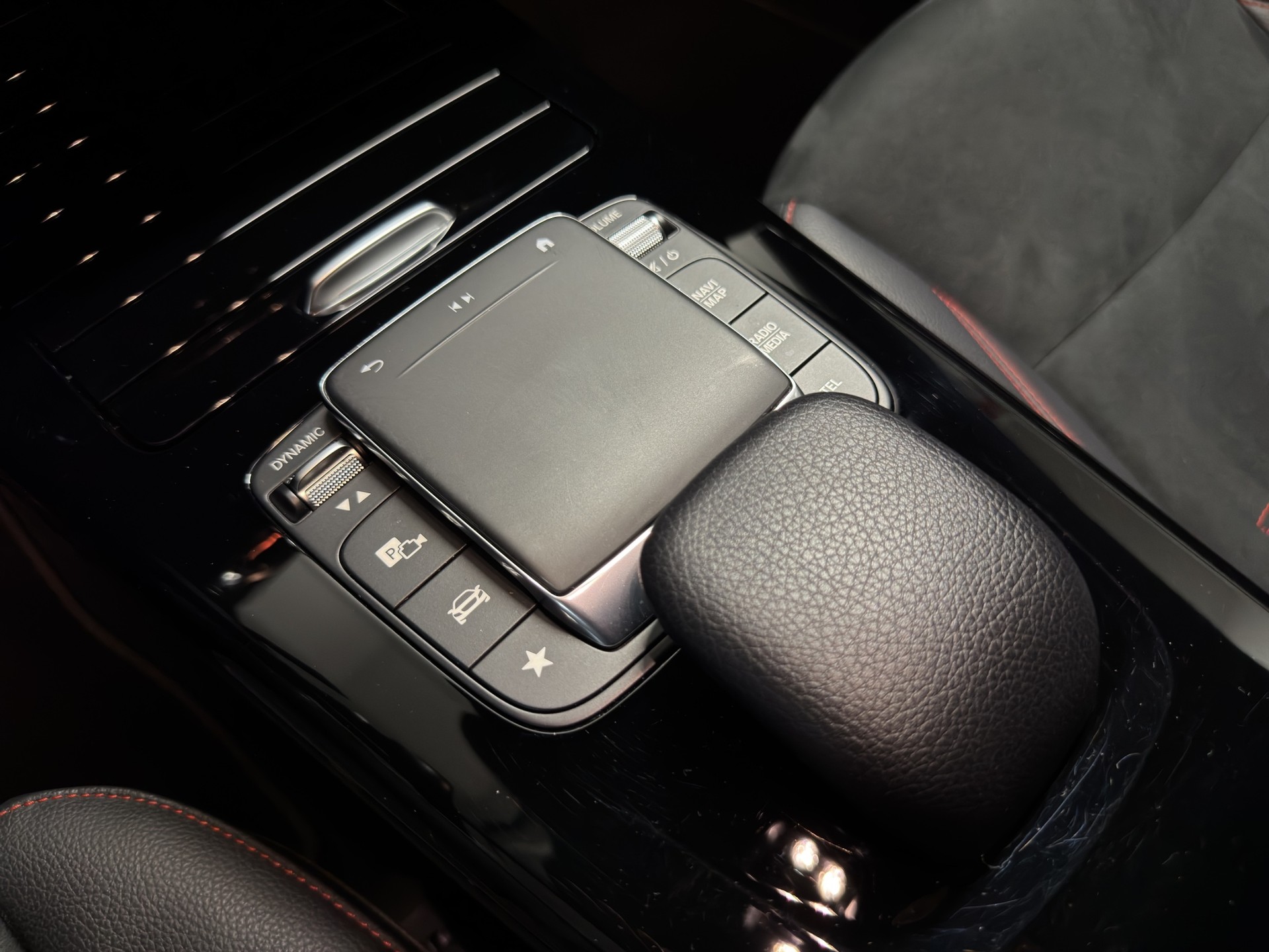 MERCEDES-BENZ CLA 250 AMG Line 7G-DCT-image-13