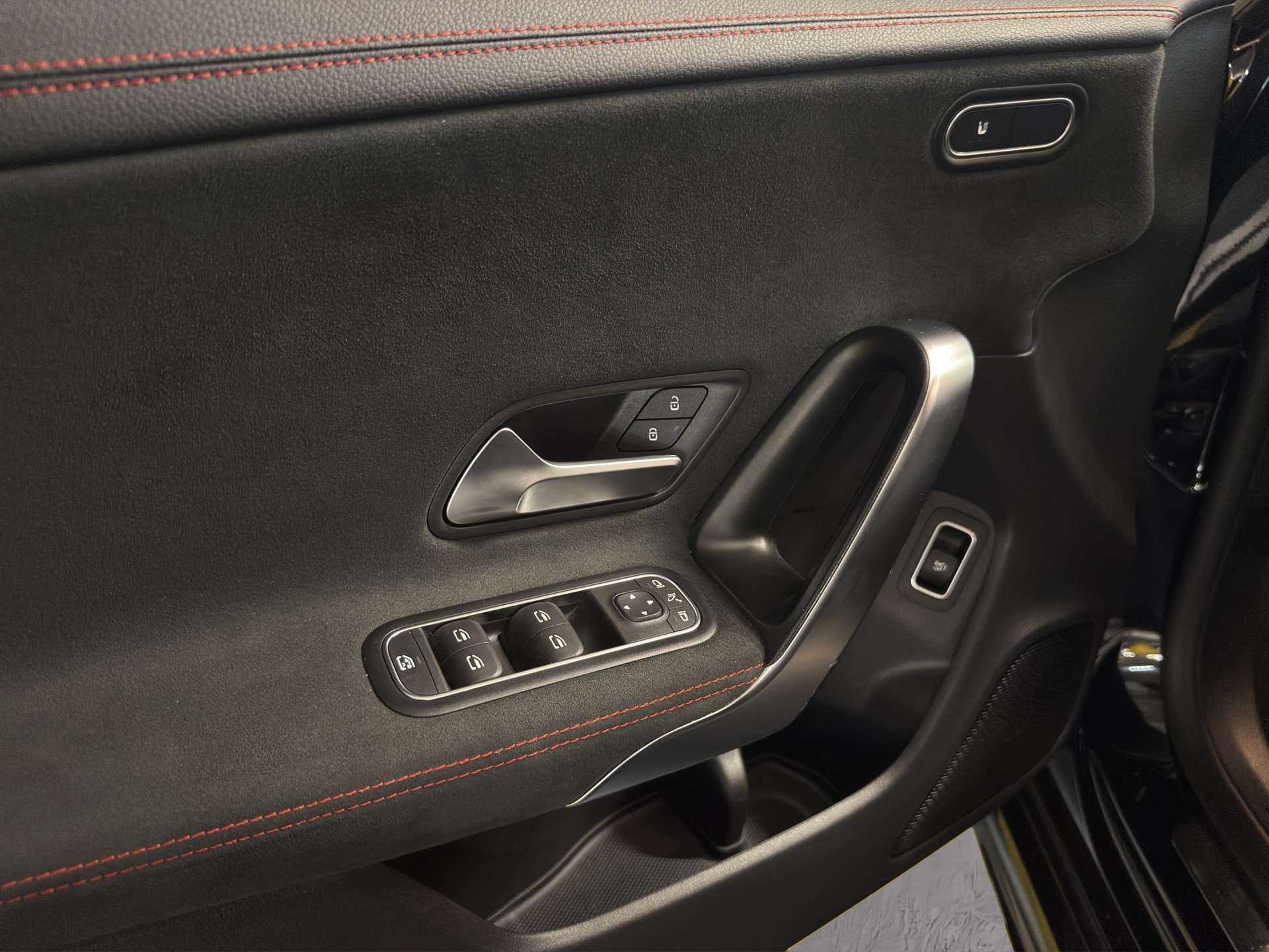 MERCEDES-BENZ CLA 250 AMG Line 7G-DCT-image-22