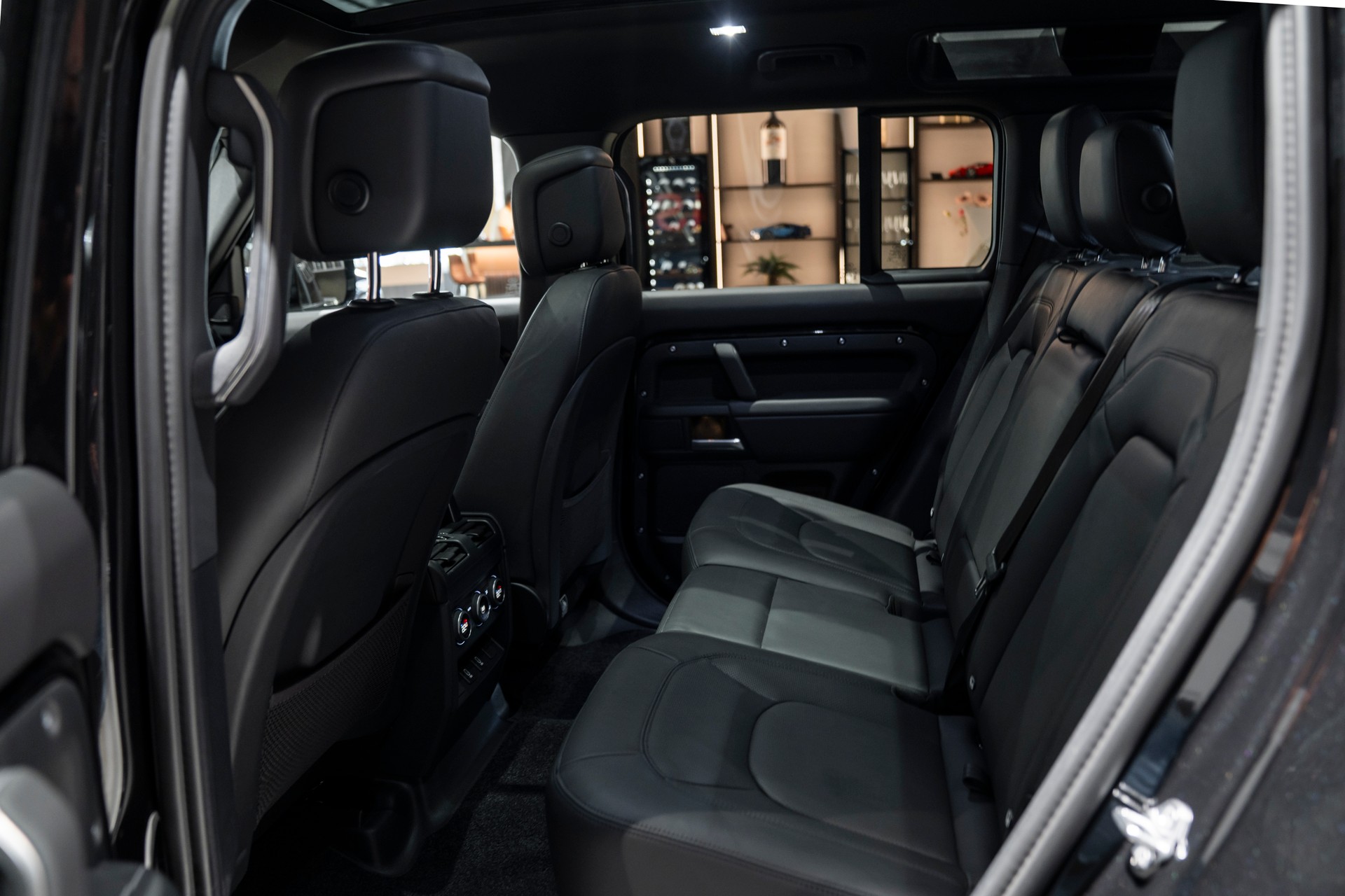 LAND ROVER Defender 110 3.0 D I6 350 X-Dynamic HSE AWD AT8-image-13
