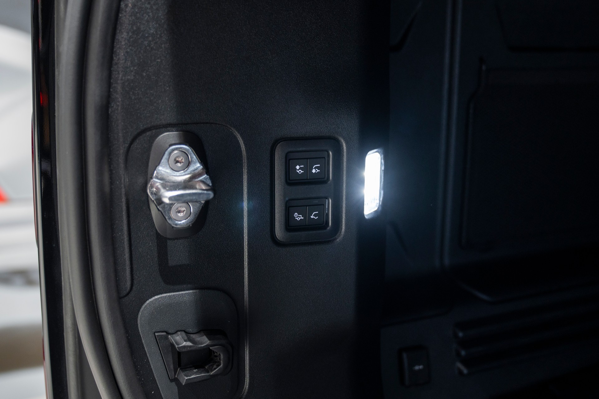 LAND ROVER Defender 110 3.0 D I6 350 X-Dynamic HSE AWD AT8-image-18