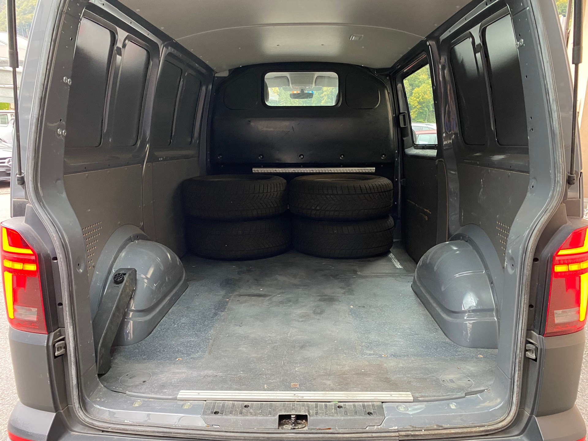 VW T6.1 2.0 TDI 4Motion DSG-image-5