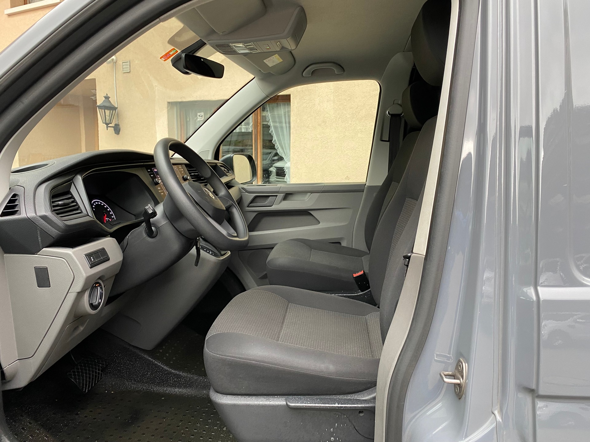 VW T6.1 2.0 TDI 4Motion DSG-image-2