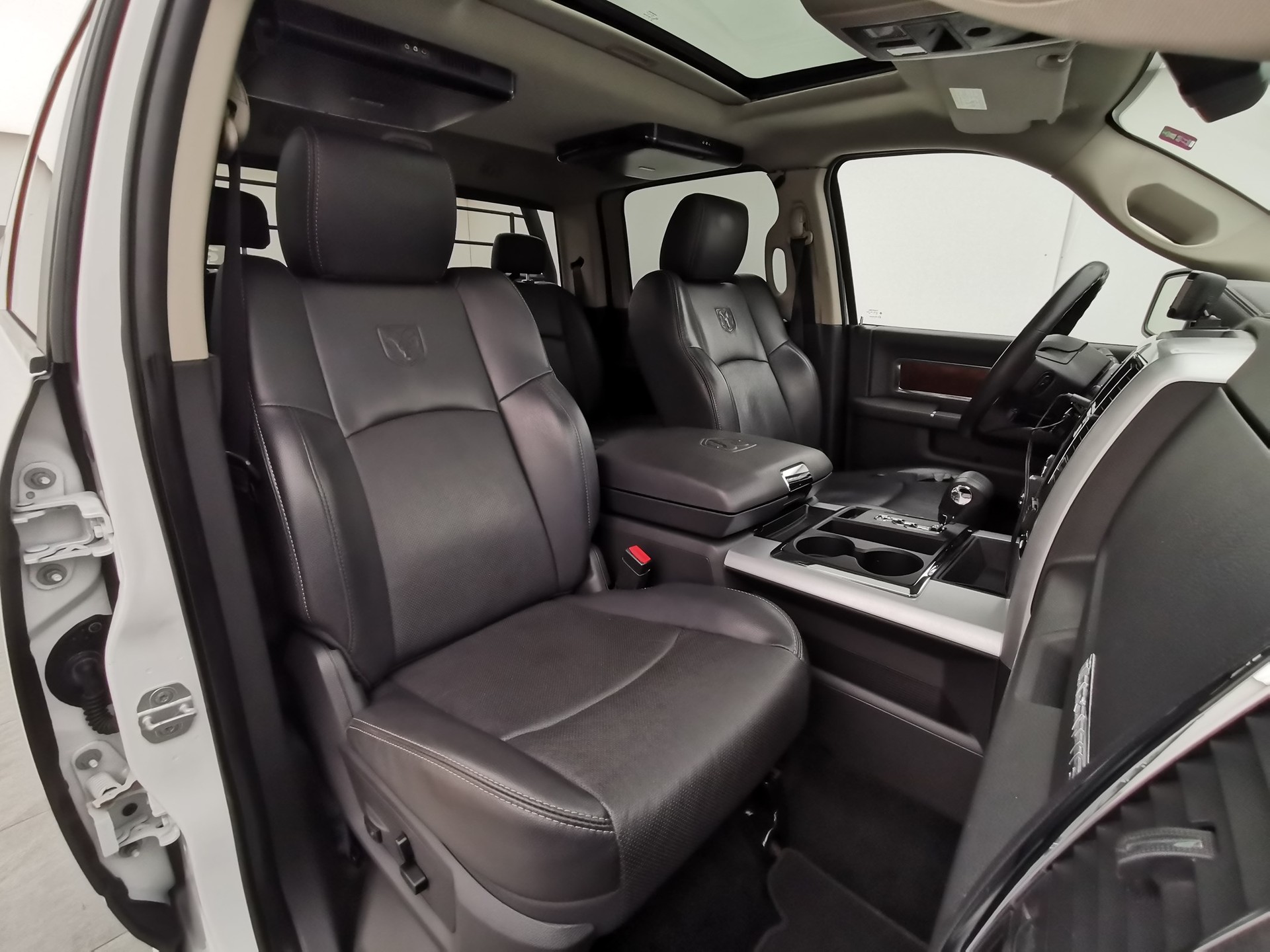 DODGE RAM 1500 CrewCab Laramie-image-12