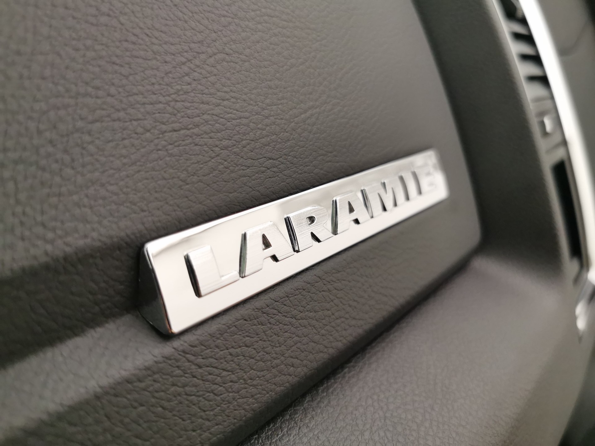 DODGE RAM 1500 CrewCab Laramie-image-13
