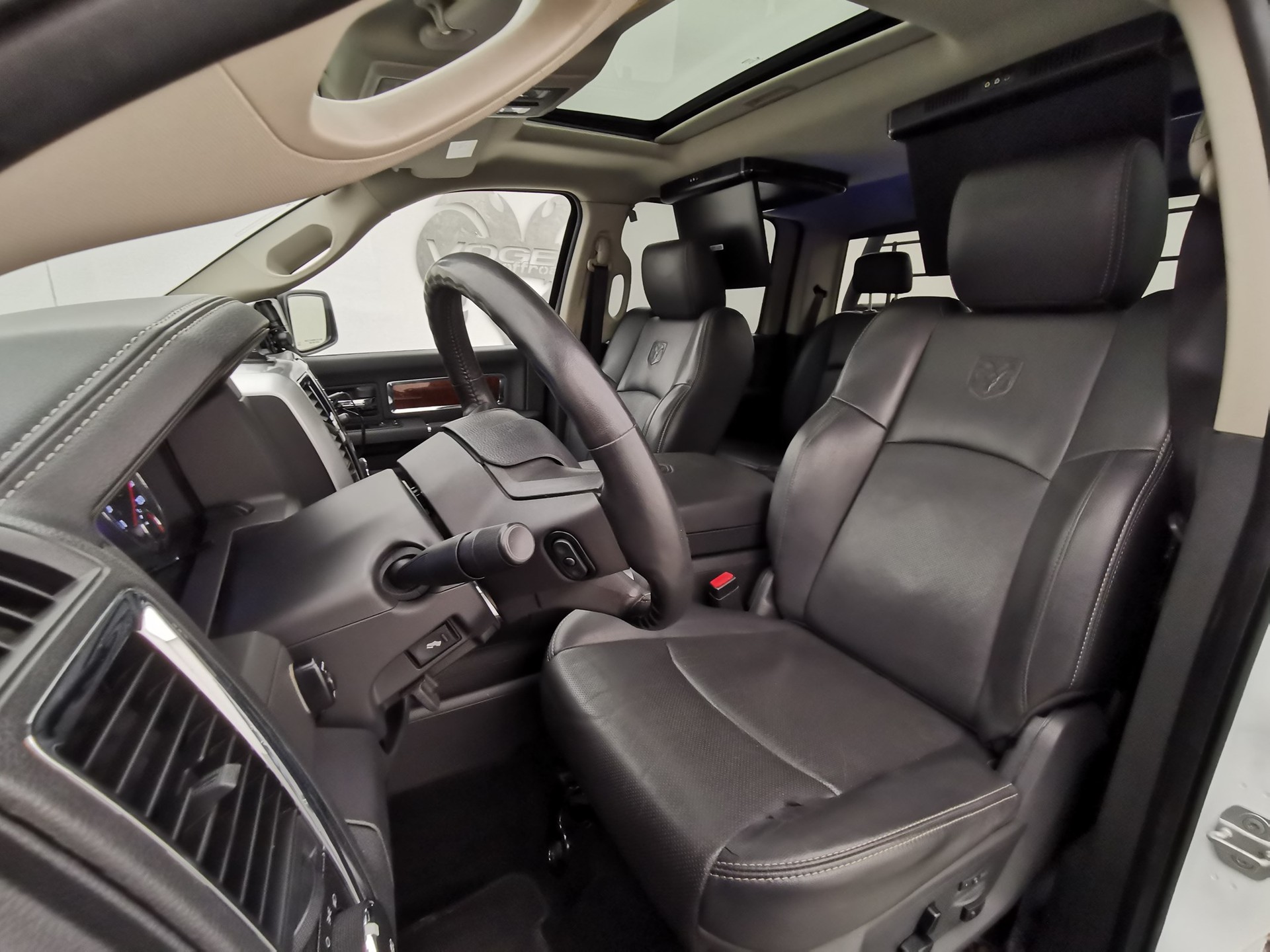 DODGE RAM 1500 CrewCab Laramie-image-7