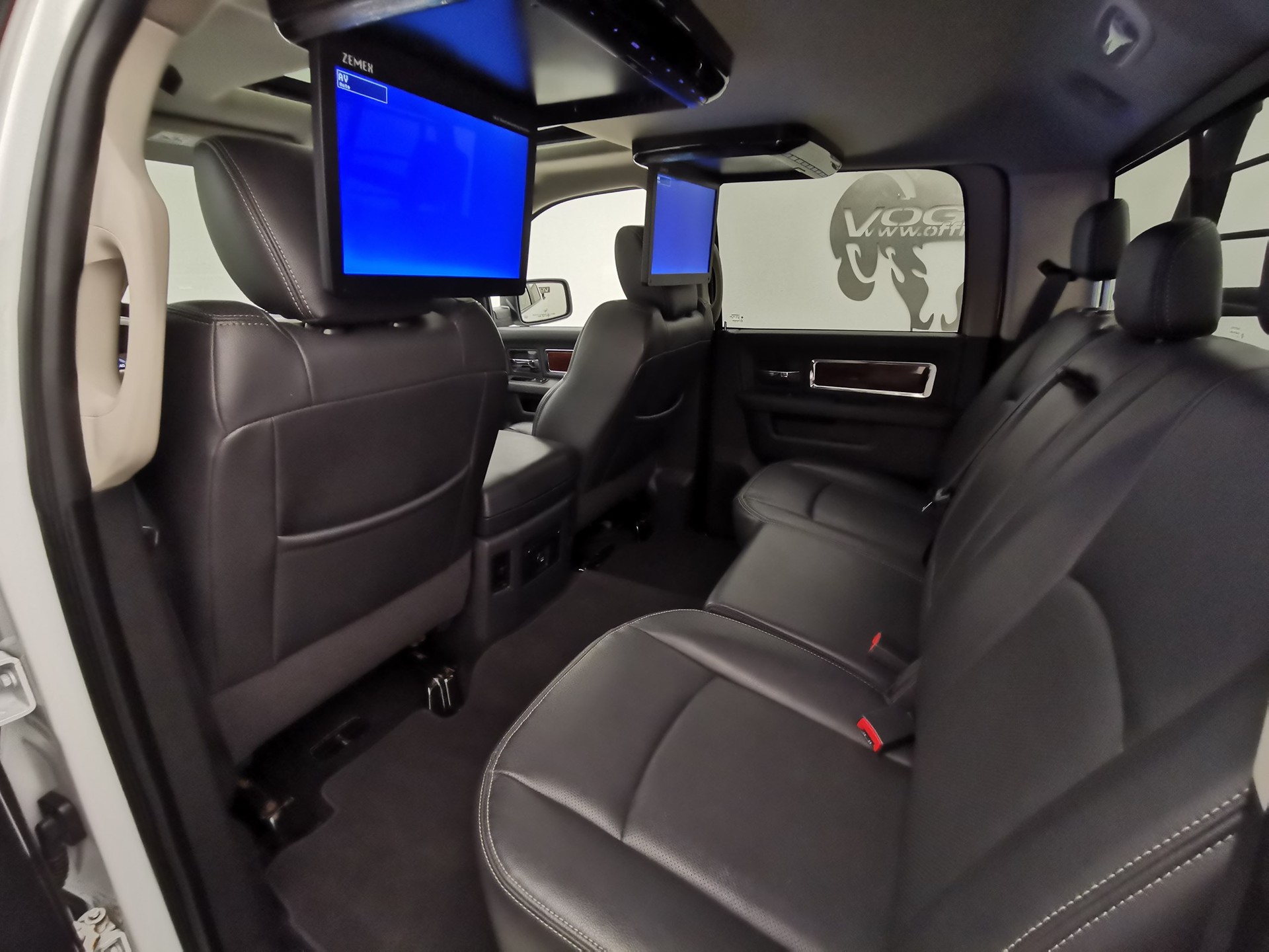 DODGE RAM 1500 CrewCab Laramie-image-8