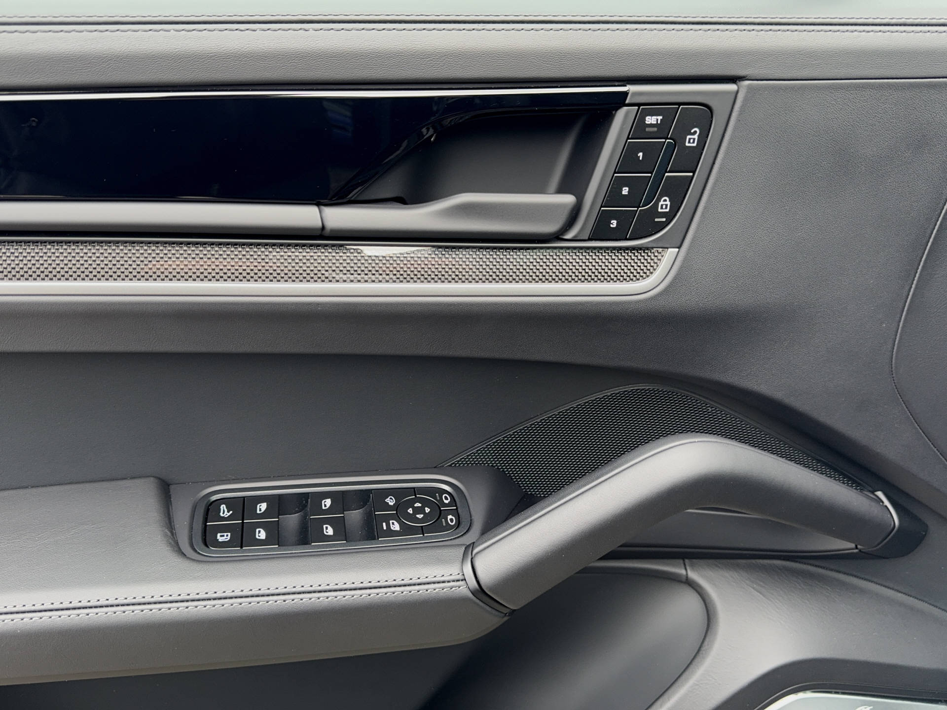 PORSCHE Cayenne Turbo E-Hybrid Coupé-image-8