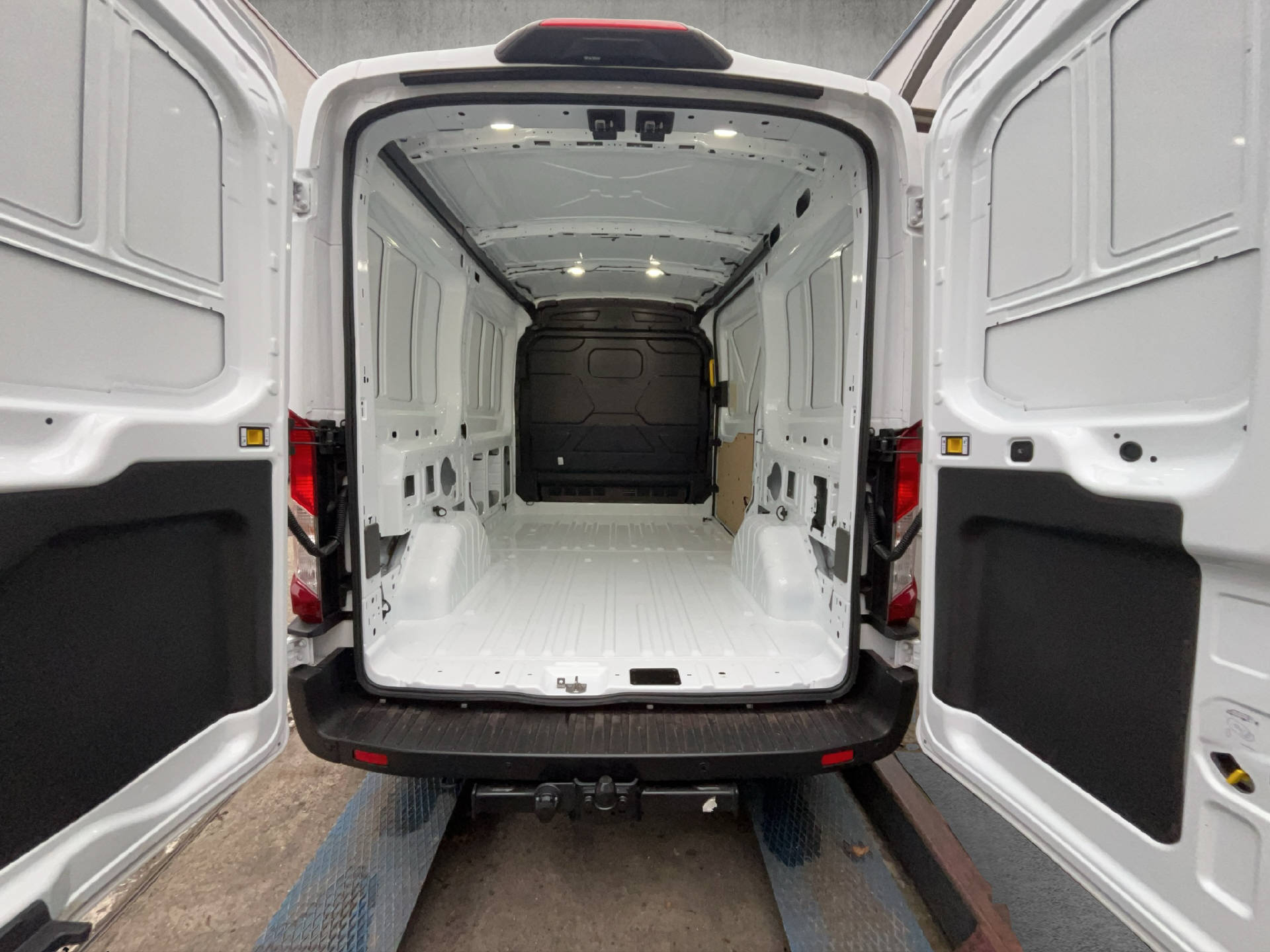 FORD Transit Van 310 L2H2 2.0 EcoBlue 165 Trend-image-28