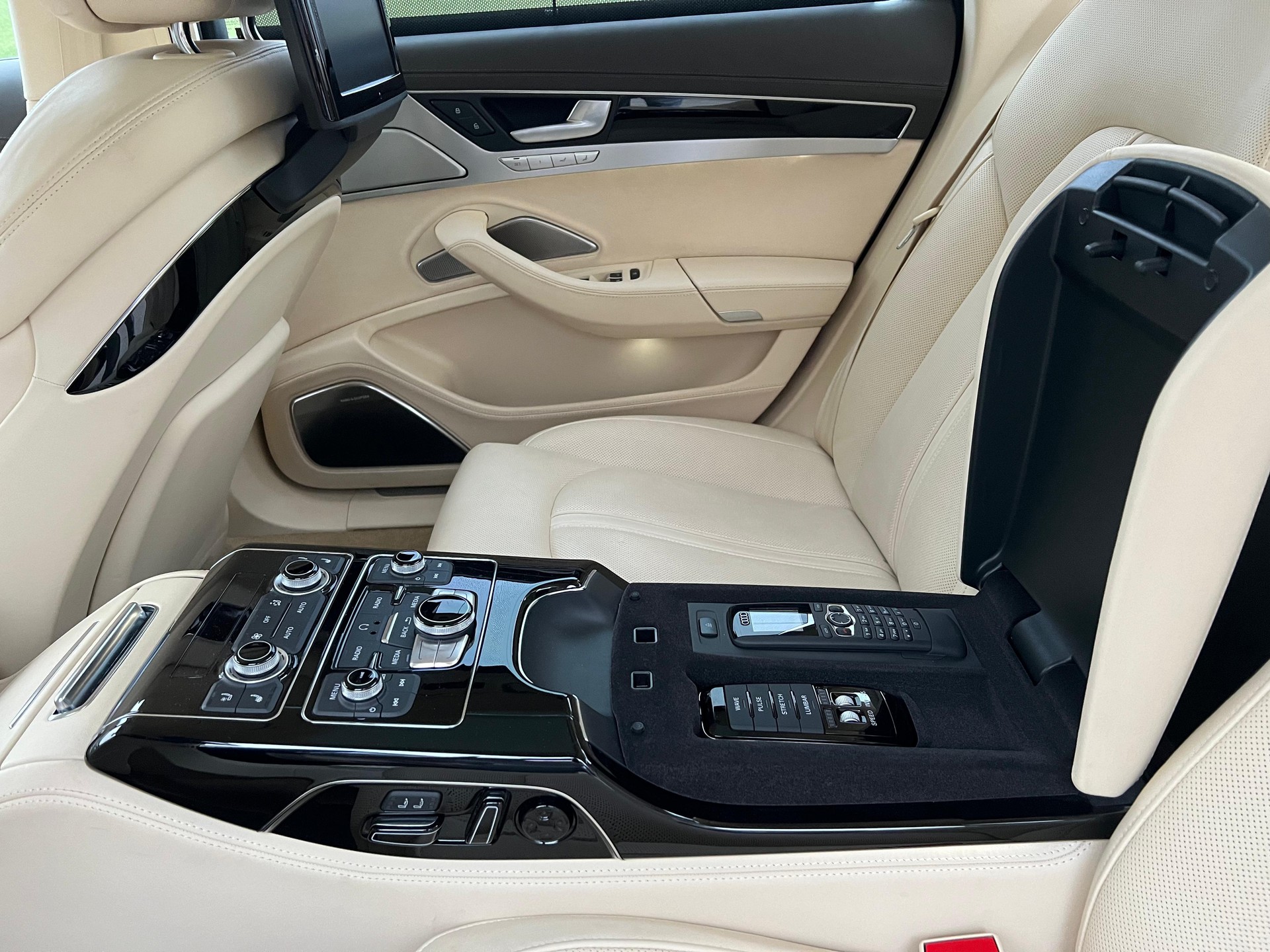 AUDI A8 L 6.3 FSI W12 Quattro-image-9