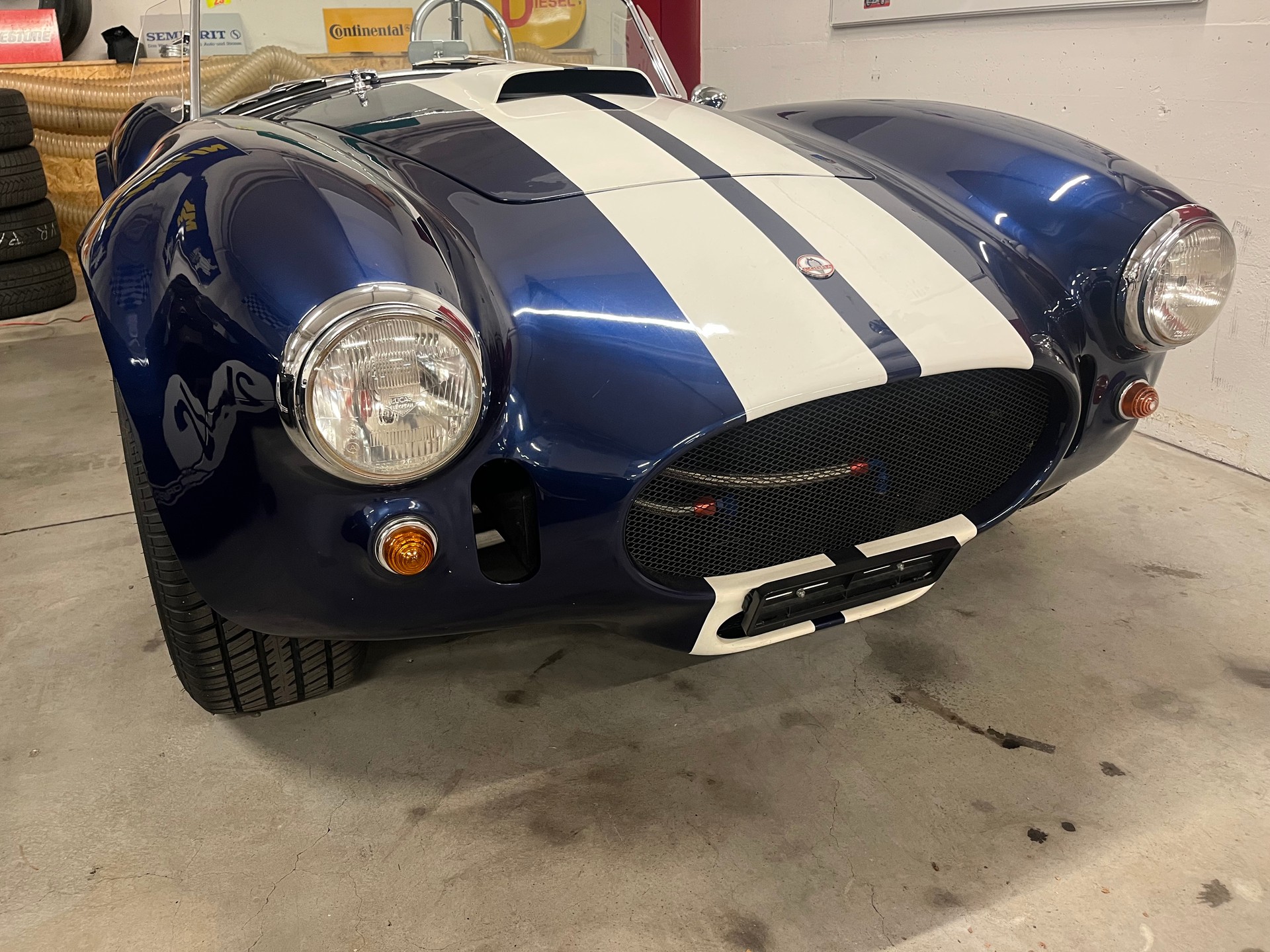 AC Cobra 427 s/c (clone)-image-4