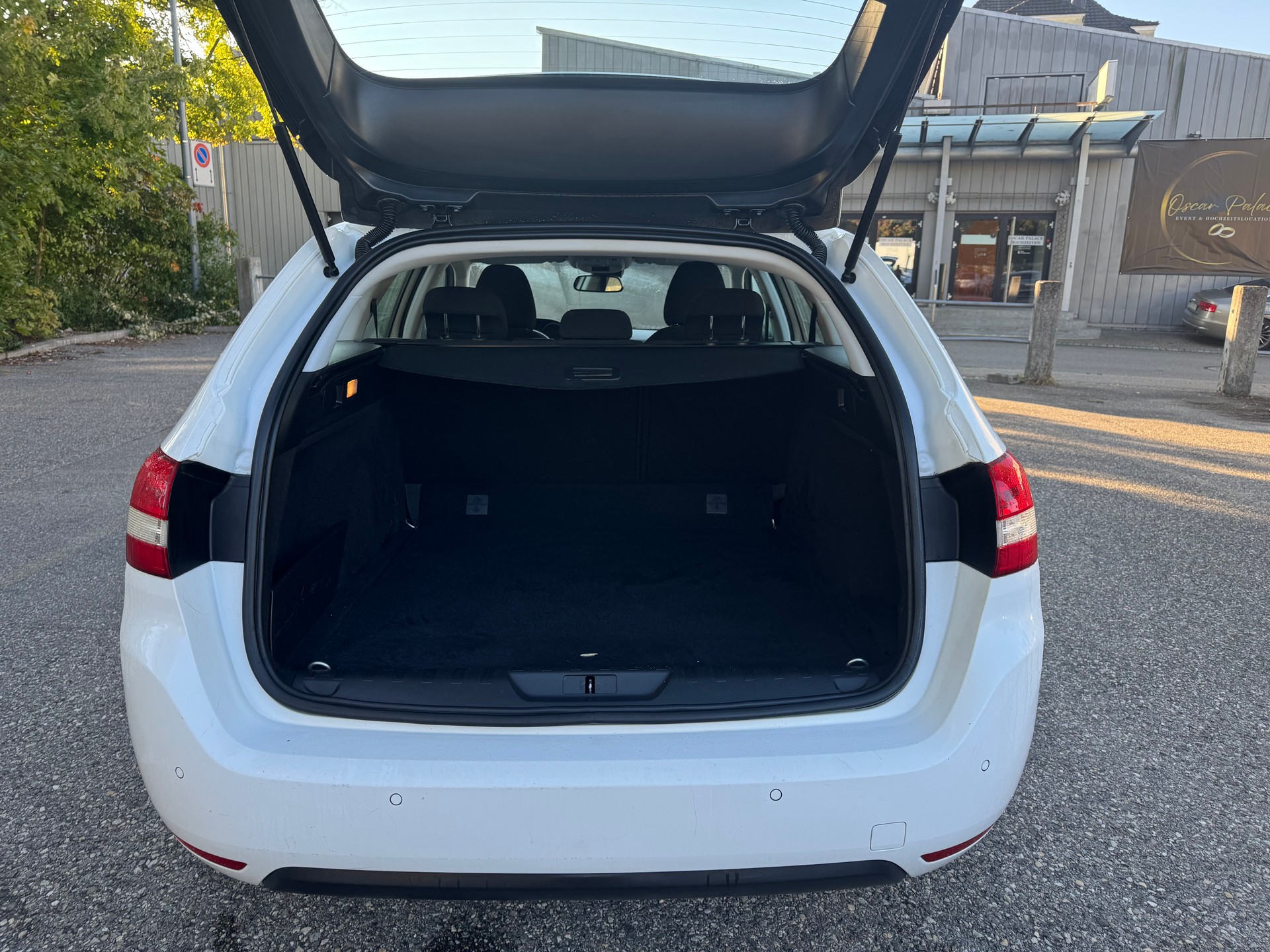 PEUGEOT 308 SW 1.5 BlueHDI Active EAT8 * Gr. Navi * Klima-auto * Tempomat * PDC H * Frisch Ab MFK-image-12