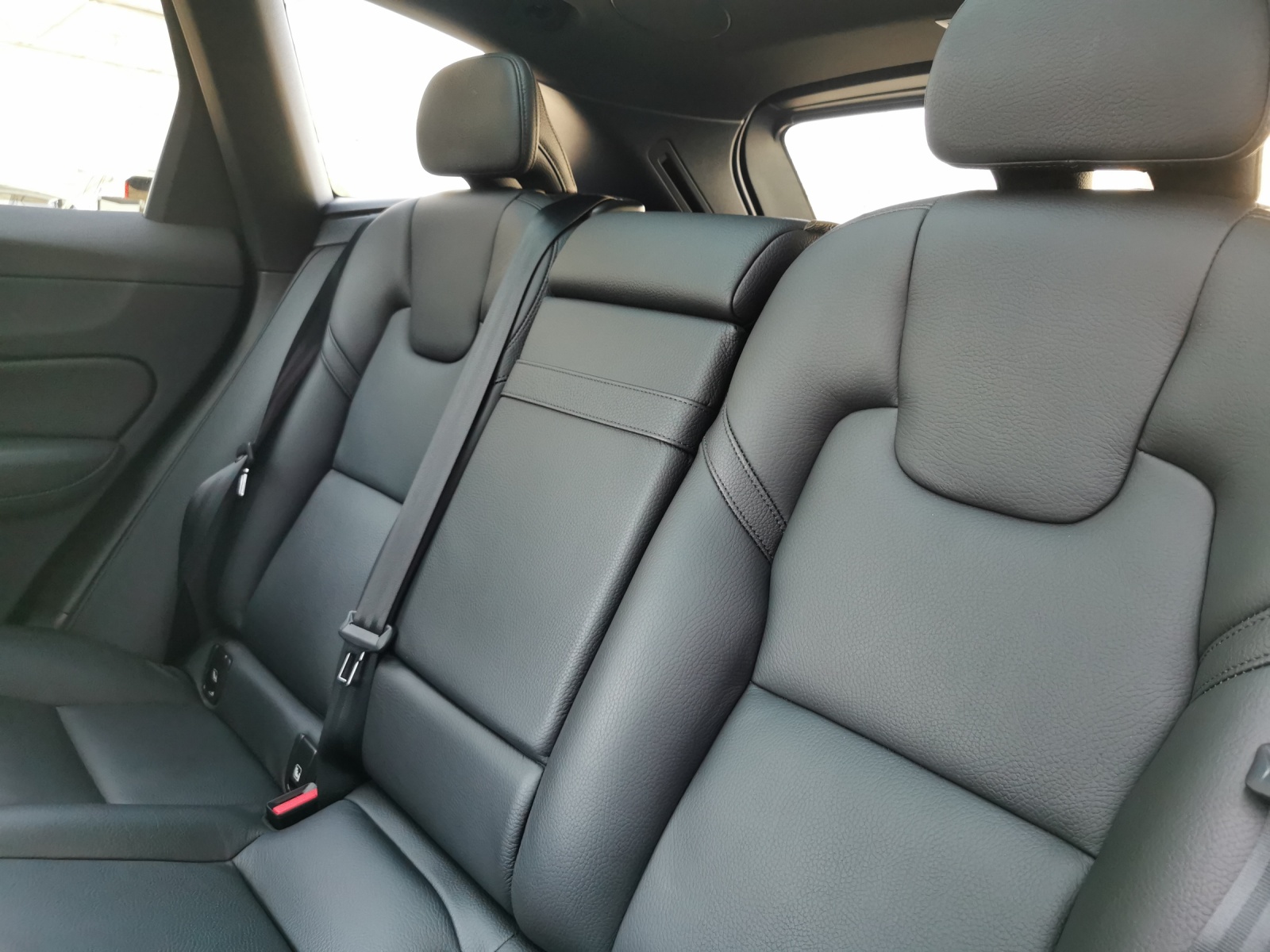 VOLVO XC60 2.0 T8 TE R-Design eAWD-image-13