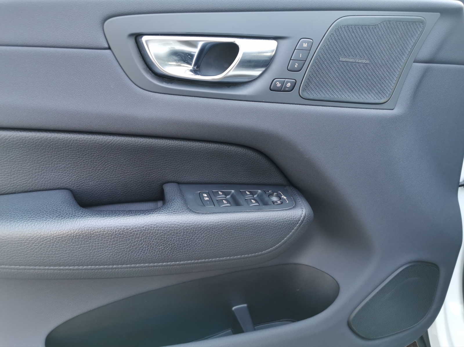 VOLVO XC60 2.0 T8 TE R-Design eAWD-image-11