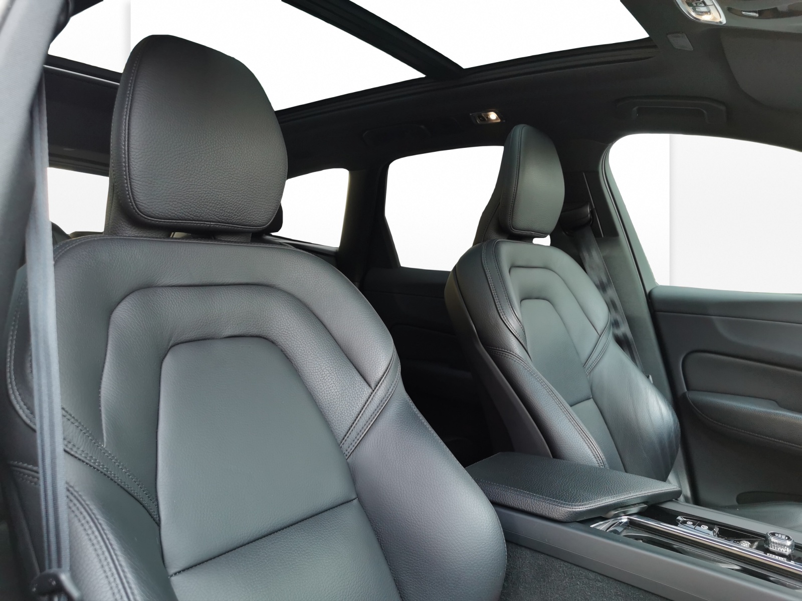 VOLVO XC60 2.0 T8 TE R-Design eAWD-image-12
