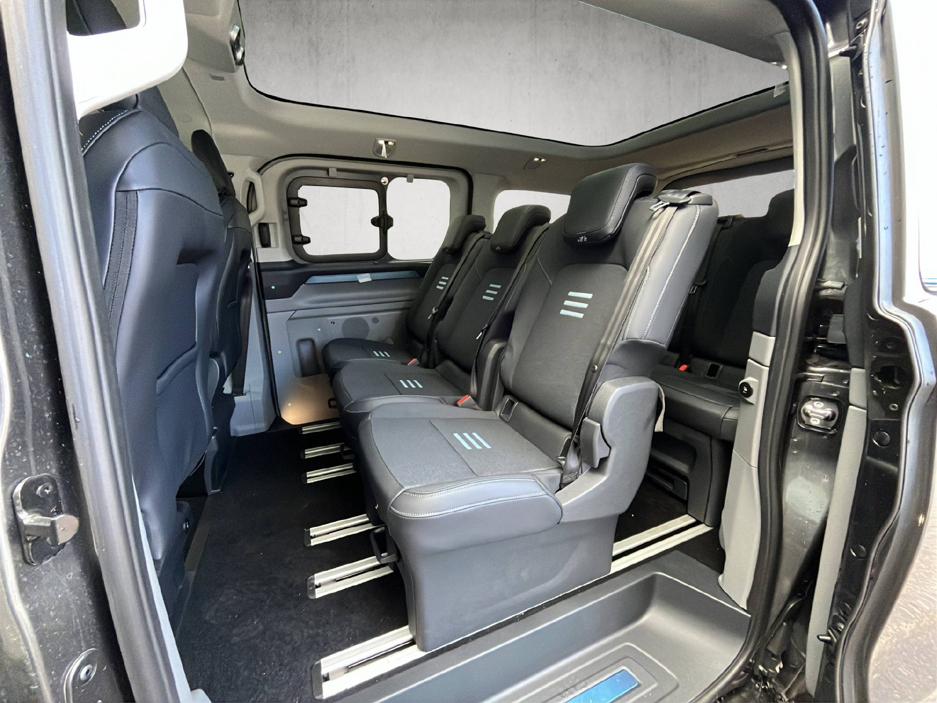 FORD E-Tourneo C Bus 340 L1 Active-image-29