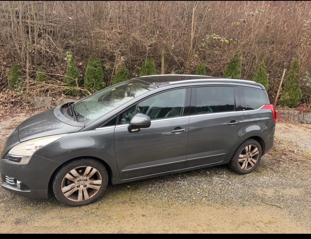 PEUGEOT 5008 1.6 16V T Sport Pack-image-3