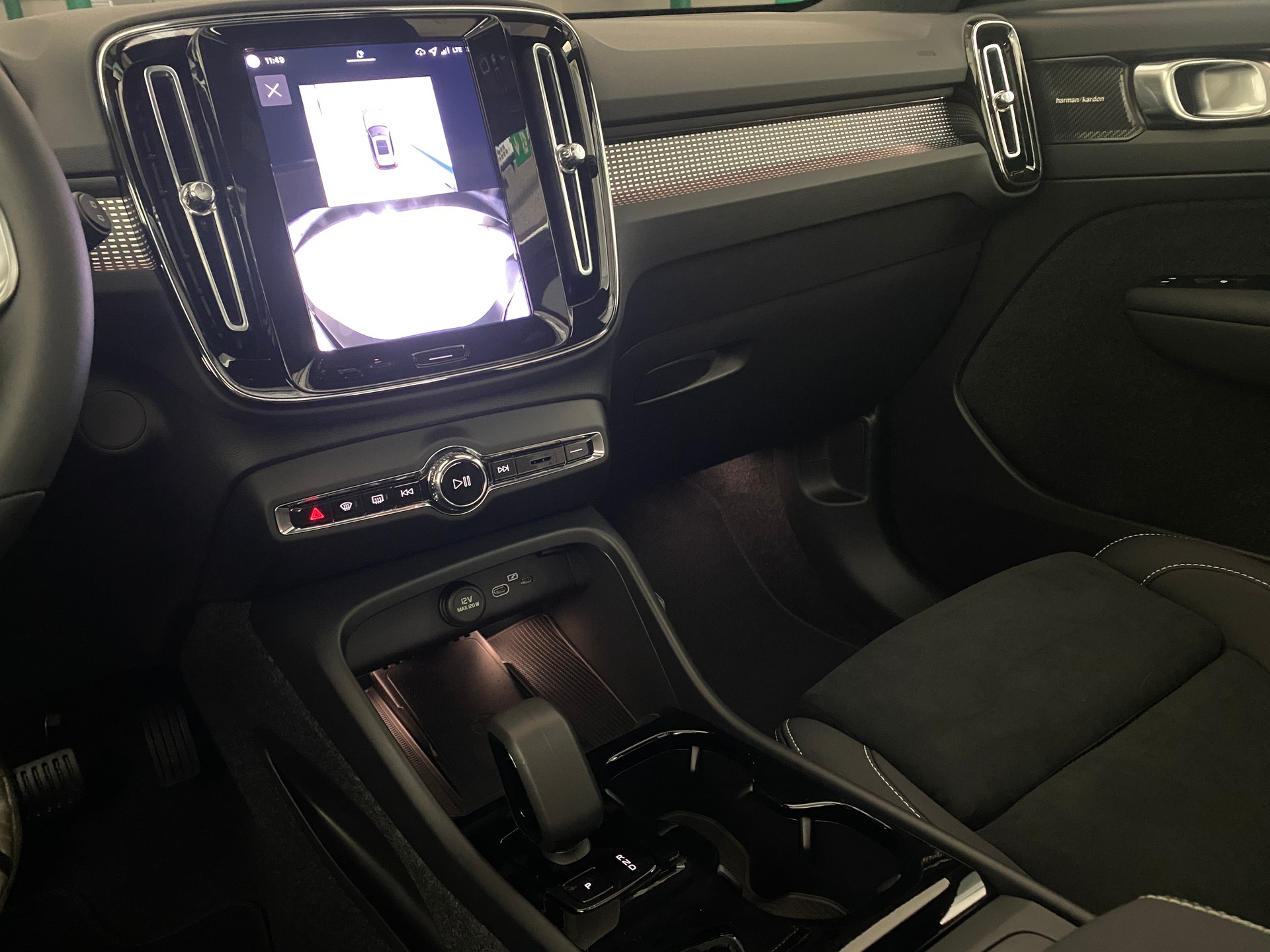 VOLVO EX40 82kWh Twin Motor Performance AWD Black Edition-image-11