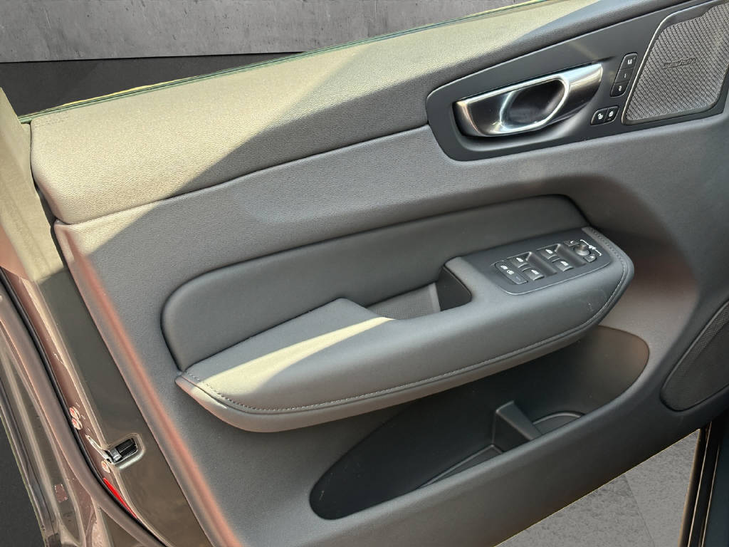 VOLVO XC60 2.0 T6 TE Ultra Dark eAWD-image-8