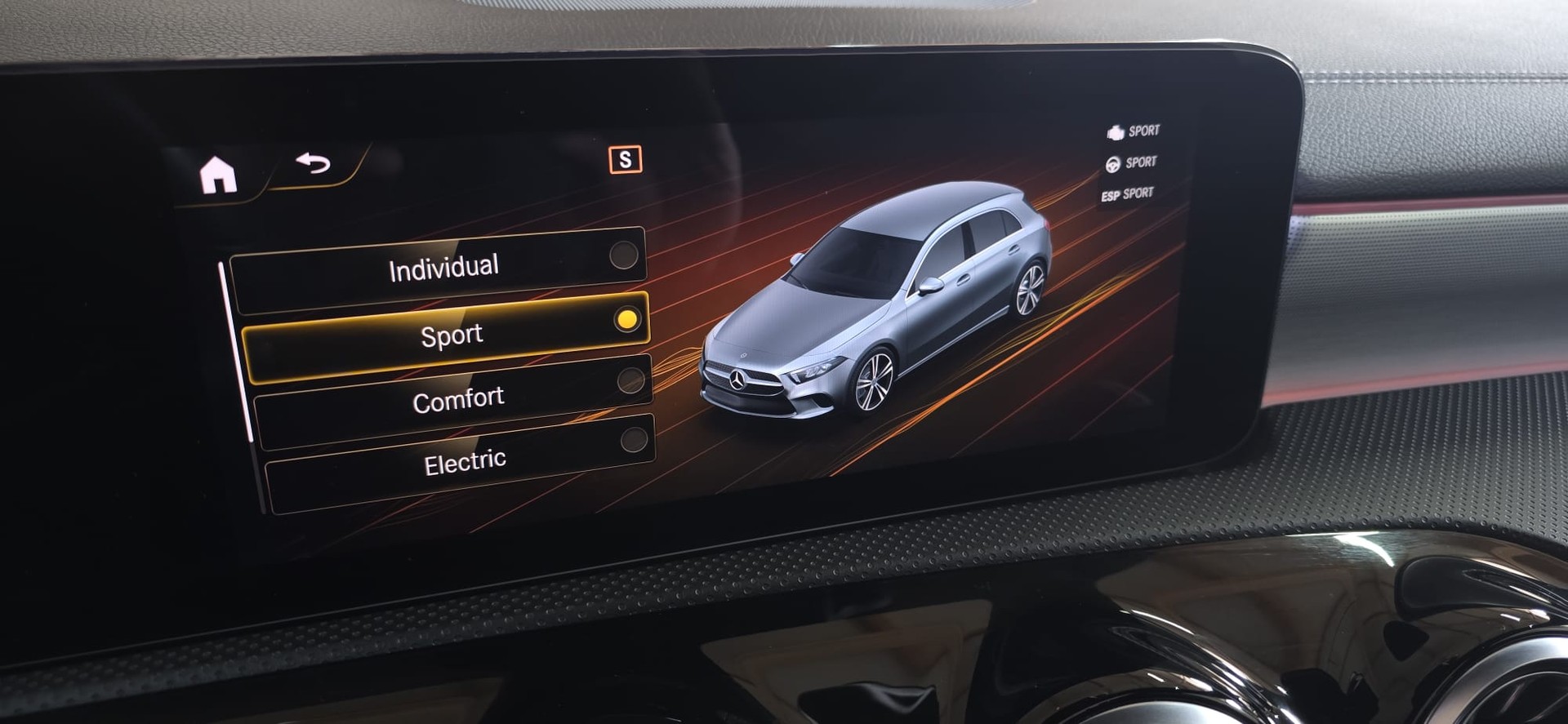 MERCEDES-BENZ A 250e AMG Line 8G-DCT-image-22