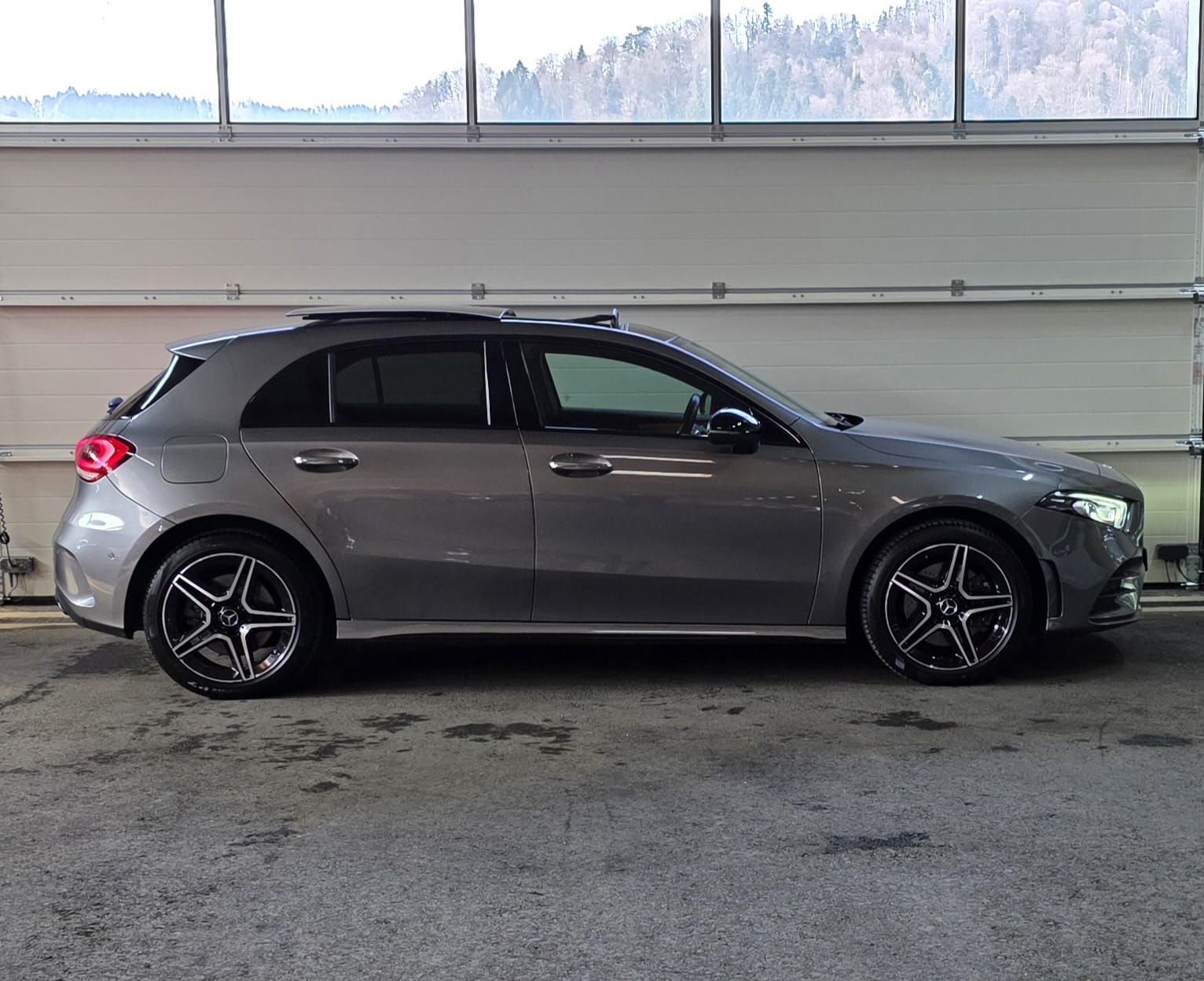 MERCEDES-BENZ A 250e AMG Line 8G-DCT-image-5