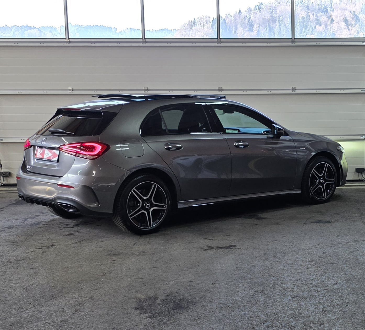 MERCEDES-BENZ A 250e AMG Line 8G-DCT-image-4