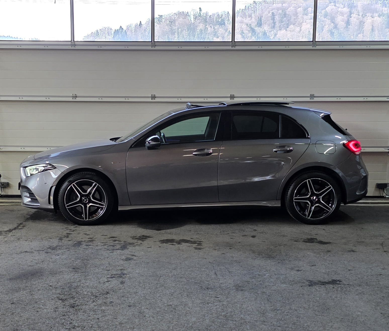 MERCEDES-BENZ A 250e AMG Line 8G-DCT-image-1