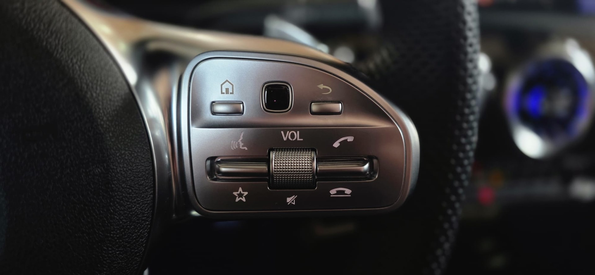 MERCEDES-BENZ A 250e AMG Line 8G-DCT-image-13