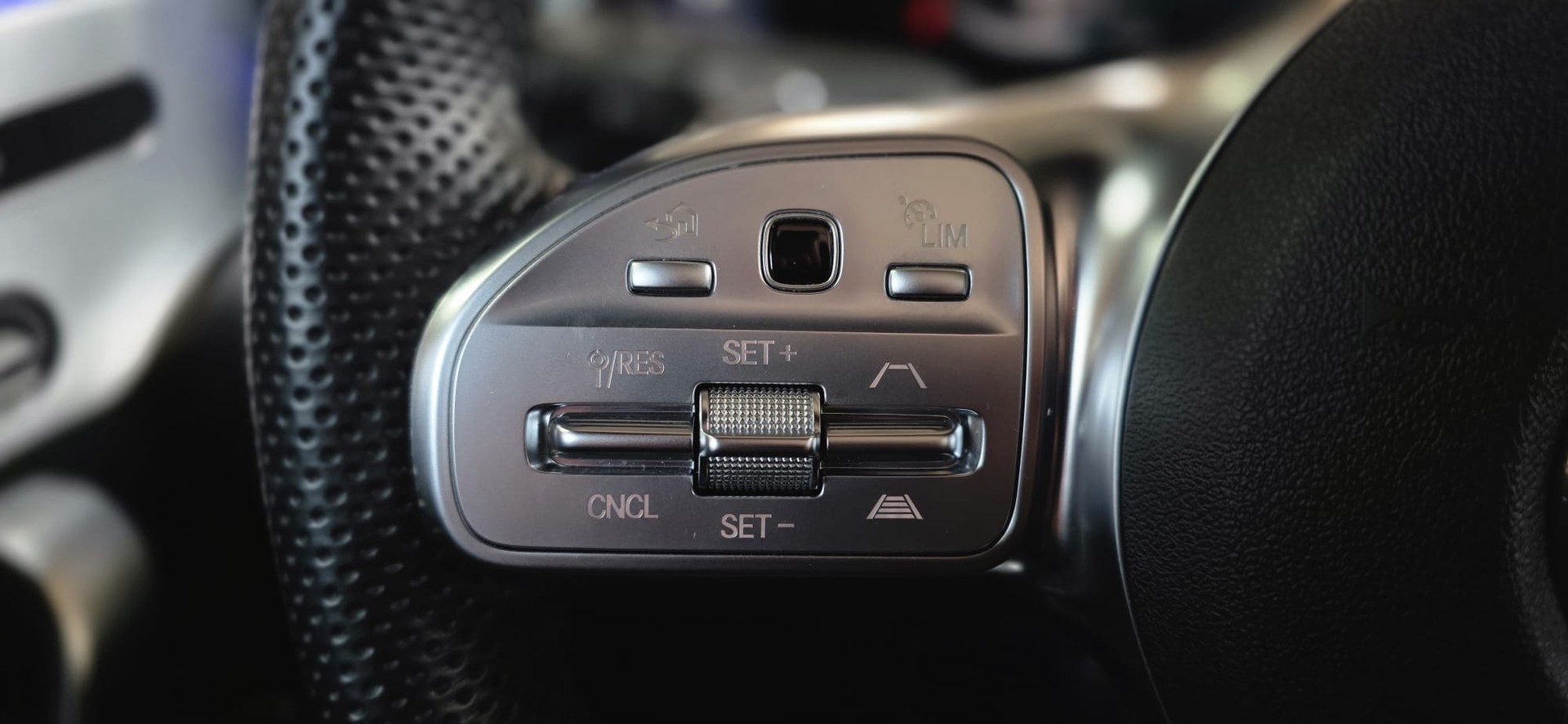 MERCEDES-BENZ A 250e AMG Line 8G-DCT-image-15