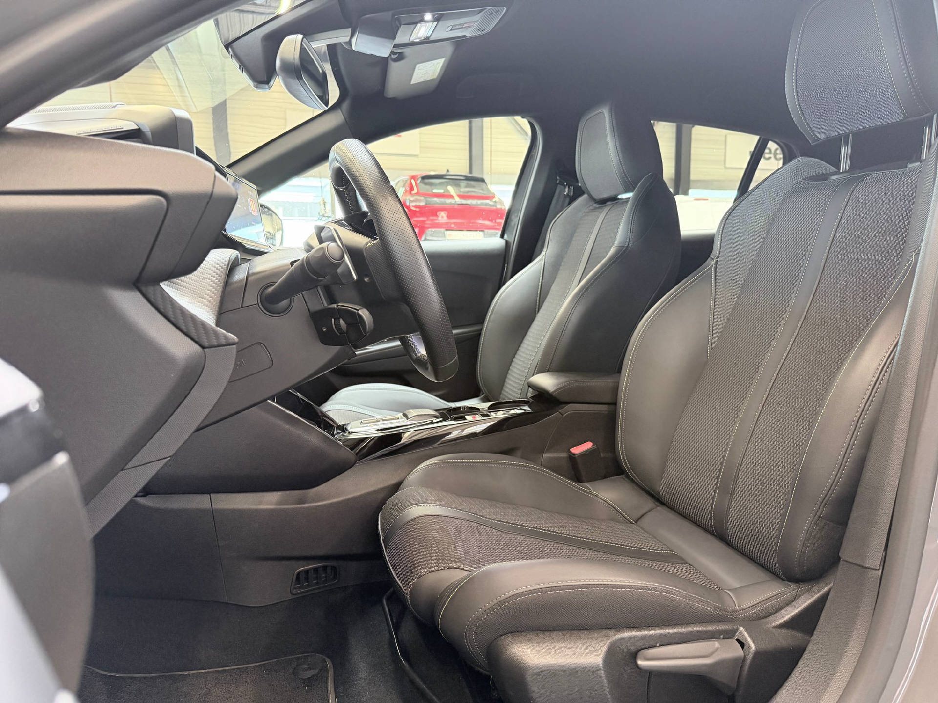 PEUGEOT 208 1.2 Hybrid 145 GT-image-6